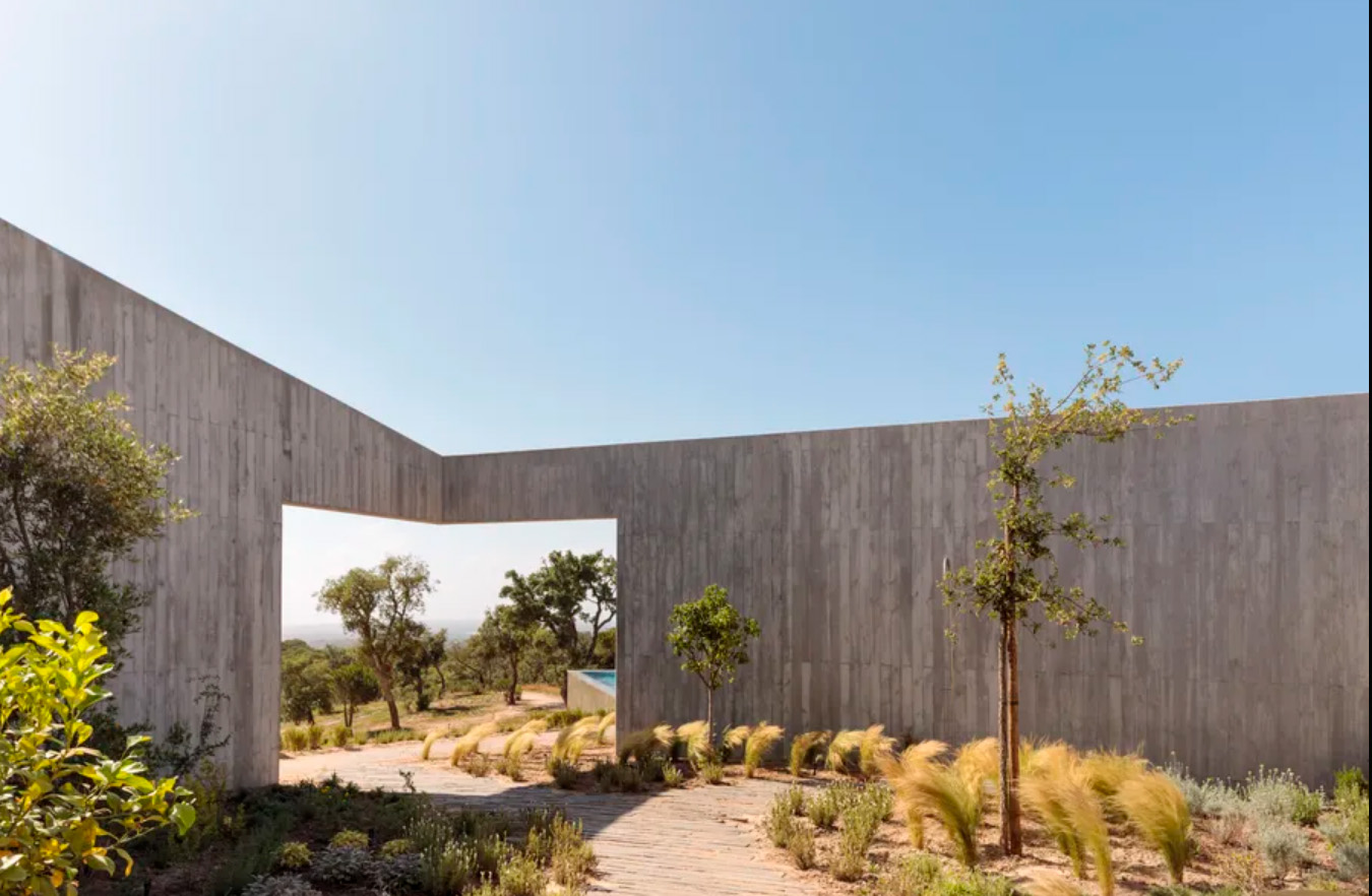 Pa.te.os, diseñado por Manuel Aires Mateus, acaba de abrir en Melides, con cuatro casas discretas que se mezclan con 80 acres de paisaje mediterráneo.