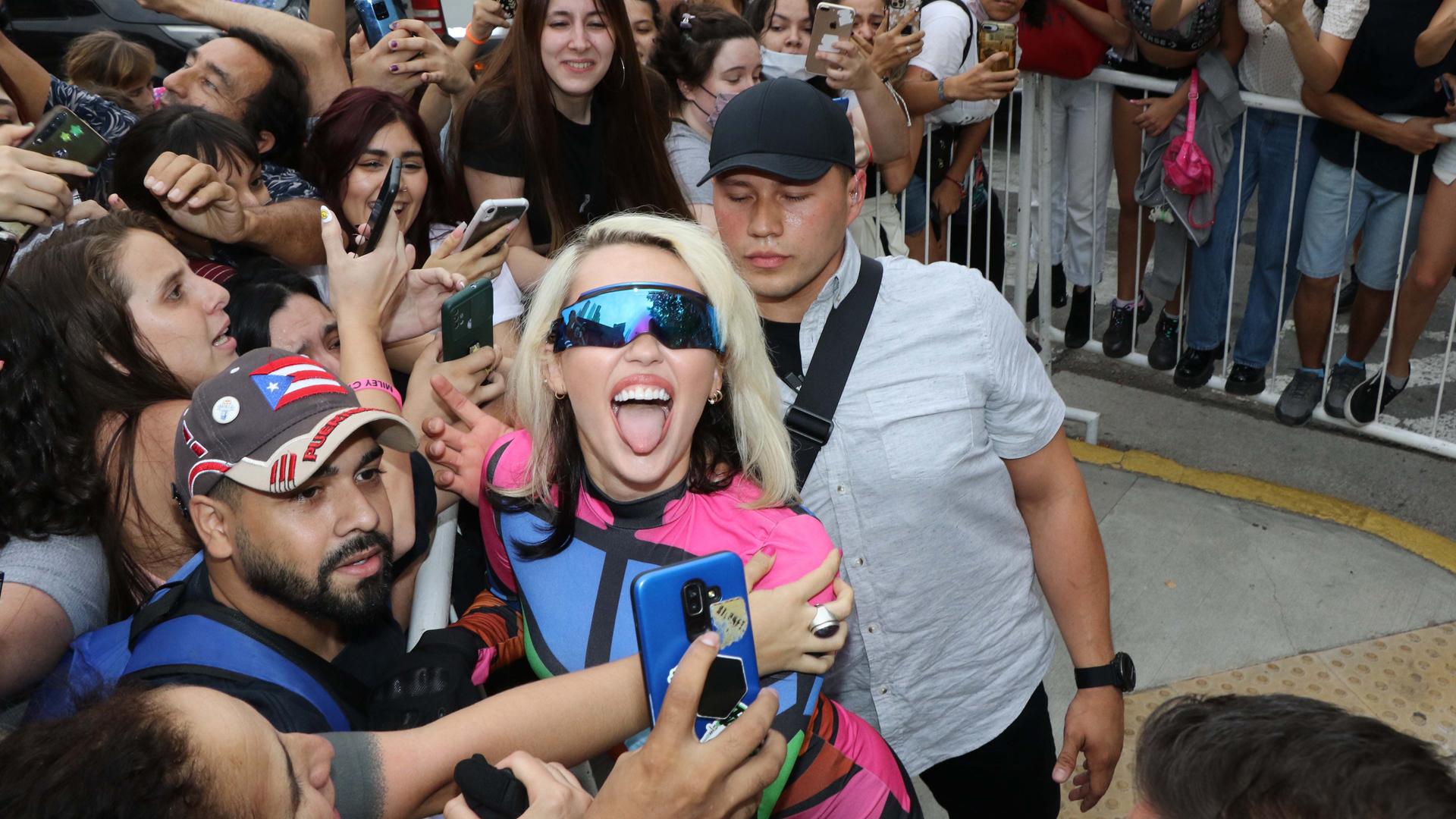 Divertida, Miley Cyrus posó para todas las fotos durante algunos minutos antes de ir a ensayar al Hipódromo de San Isidro para su presentación en el Lollapalooza Argentina 2022 (Ramiro Souto)
