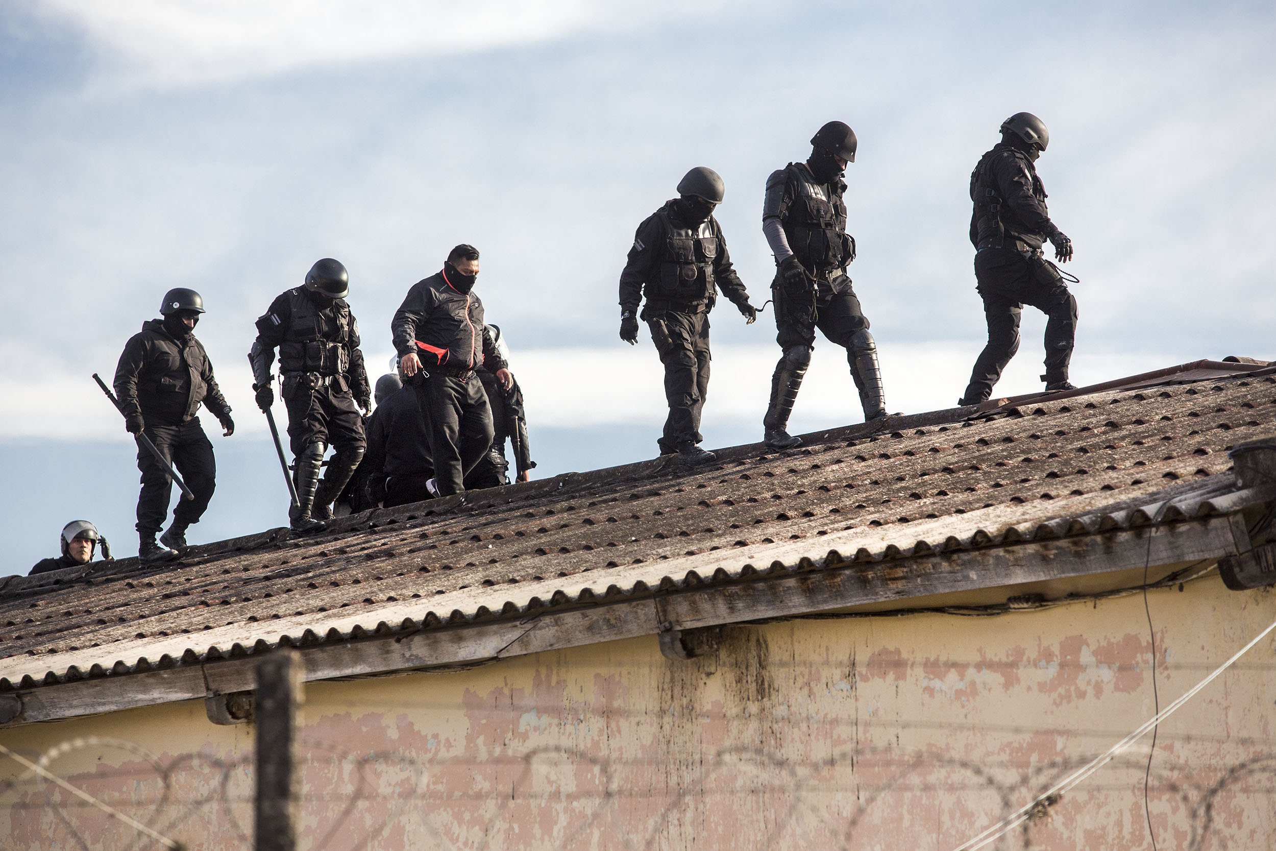 La Policía subió también a los techos para controlar la situación. (Nicolás Guerrero)