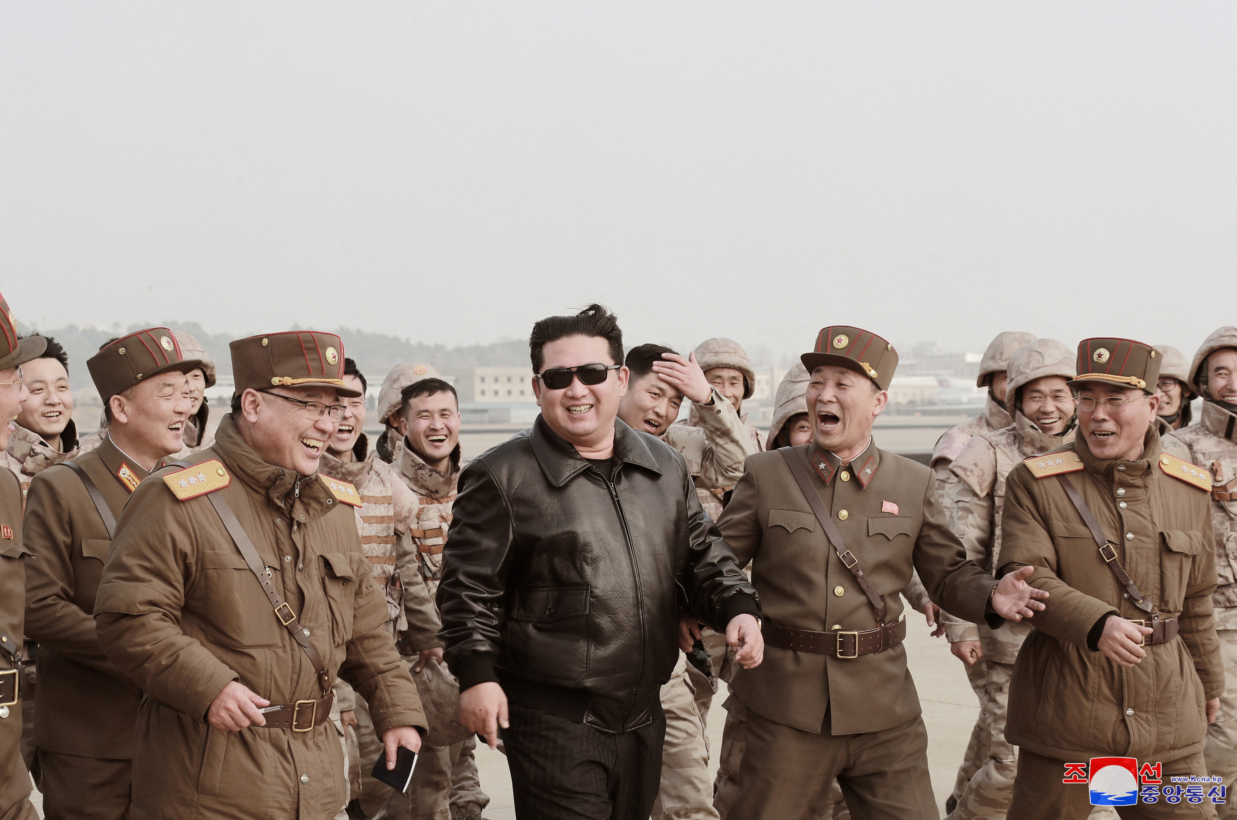 Kim Jong-un posa con militares tras el lanzamiento (North Korea's Korean Central News Agency (KCNA). KCNA via REUTERS)