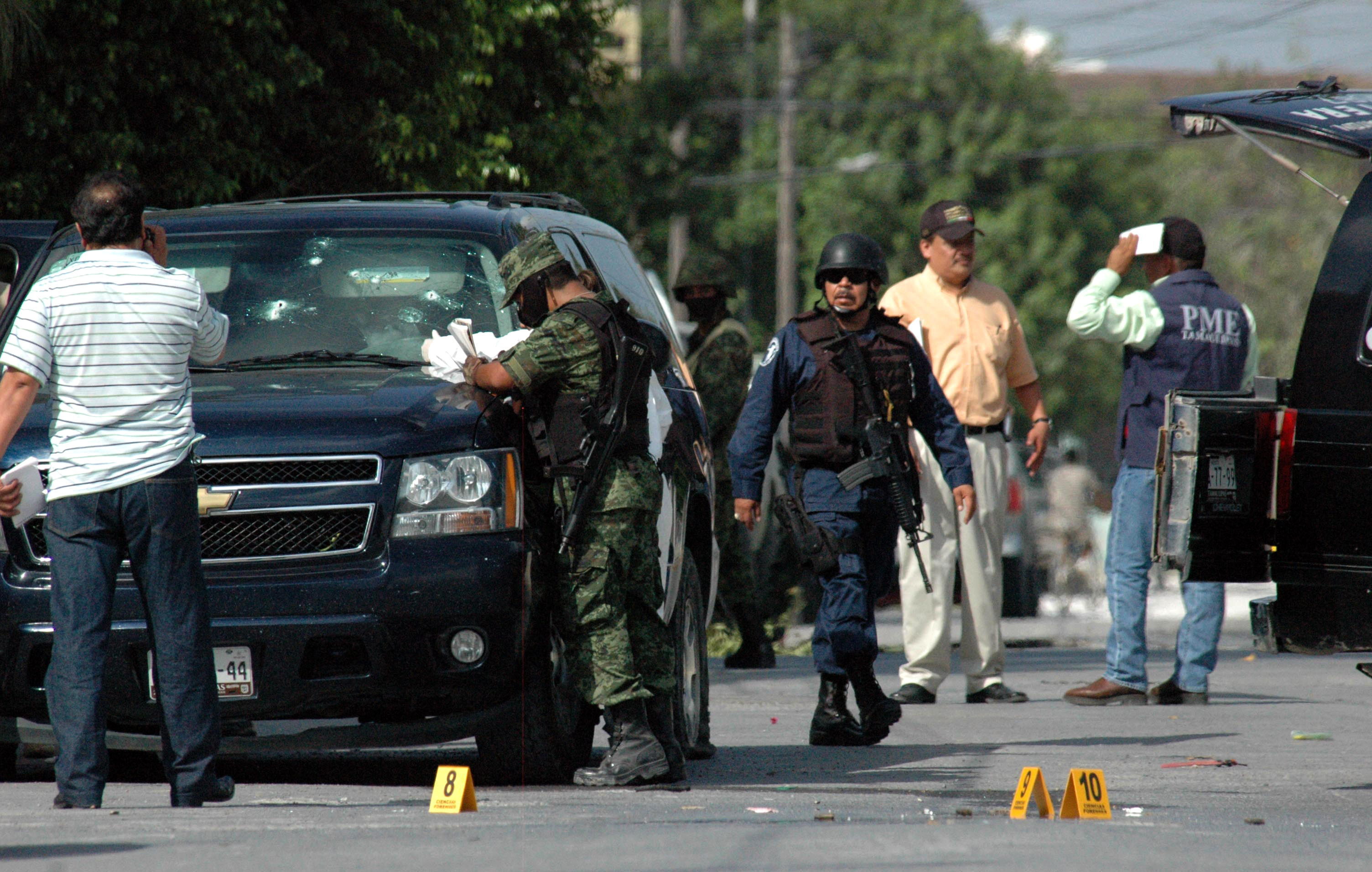 Miembros del ejército y personal de Servicios Periciales de la Procuraduría General de Justicia en Tamaulipas (Foto: EFE/Marcos Esquivel/Archivo)
