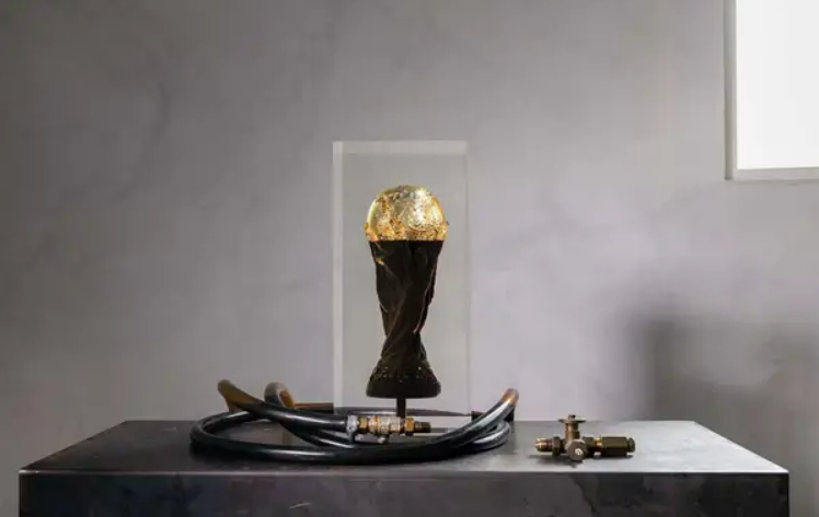 El artista ruso Andrei Molodkin creó “La copa más sucia”