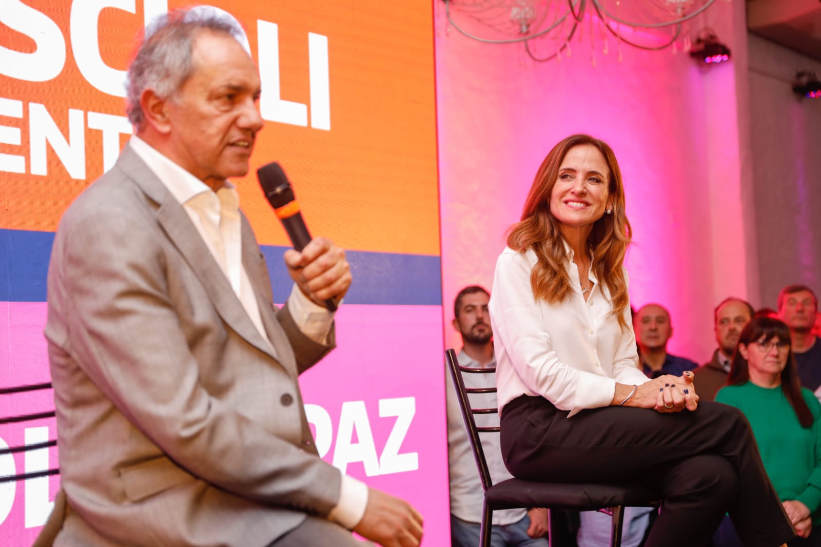 Daniel Scioli with Victoria Tolosa Paz, in a campaign key.  Pressure is mounting for him to give up the fight 