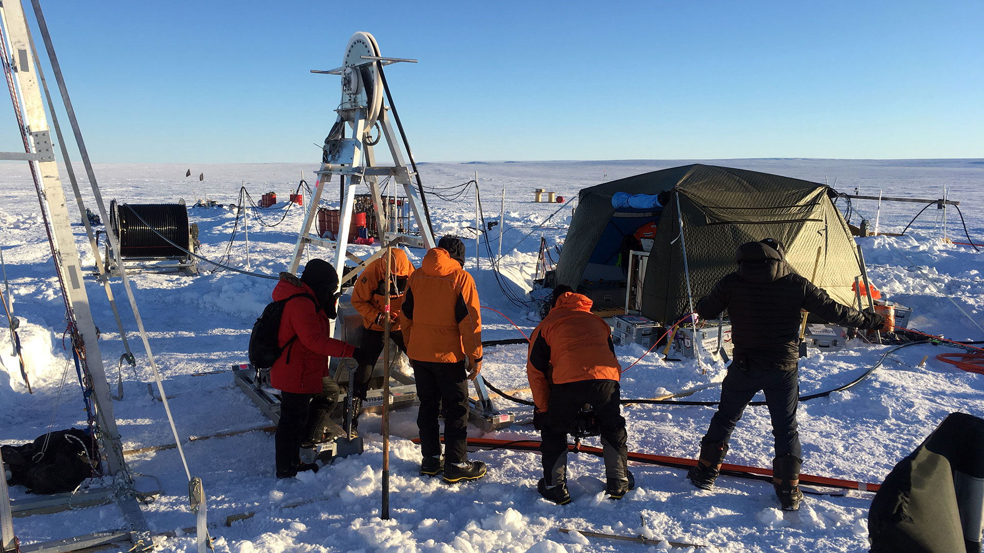 Una foto facilitada por la International Thwaites Glacier Collaboration muestra a miembros del equipo del British Antarctic Survey perforando un agujero en la plataforma de hielo Thwaites, en la Antártida, para desplegar instrumentos bajo el hielo. (Icefin/ITGC/Schmidt via The New York Times) 