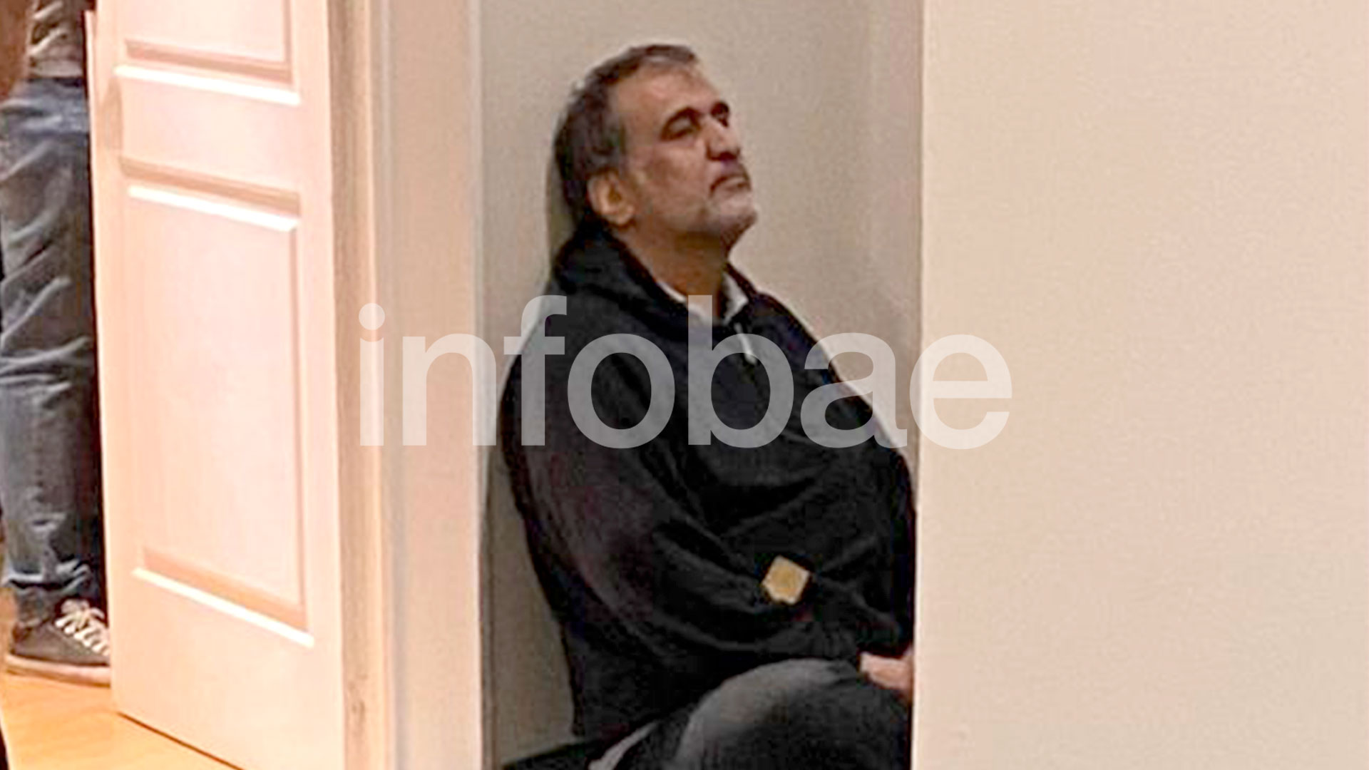 Gholamreza Ghasemi, sentado en el piso de una habitación del hotel argentino donde fueron alojados los tripulantes del avión que está retenido en Ezeiza