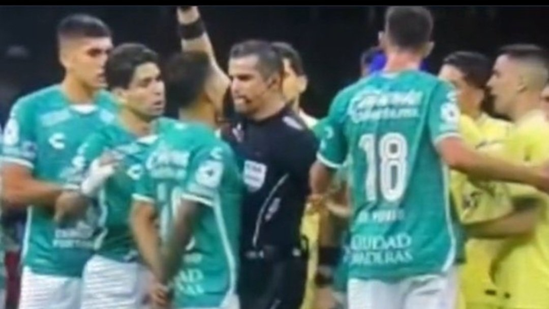 El árbitro Fernando Hernández agredió a jugador de León