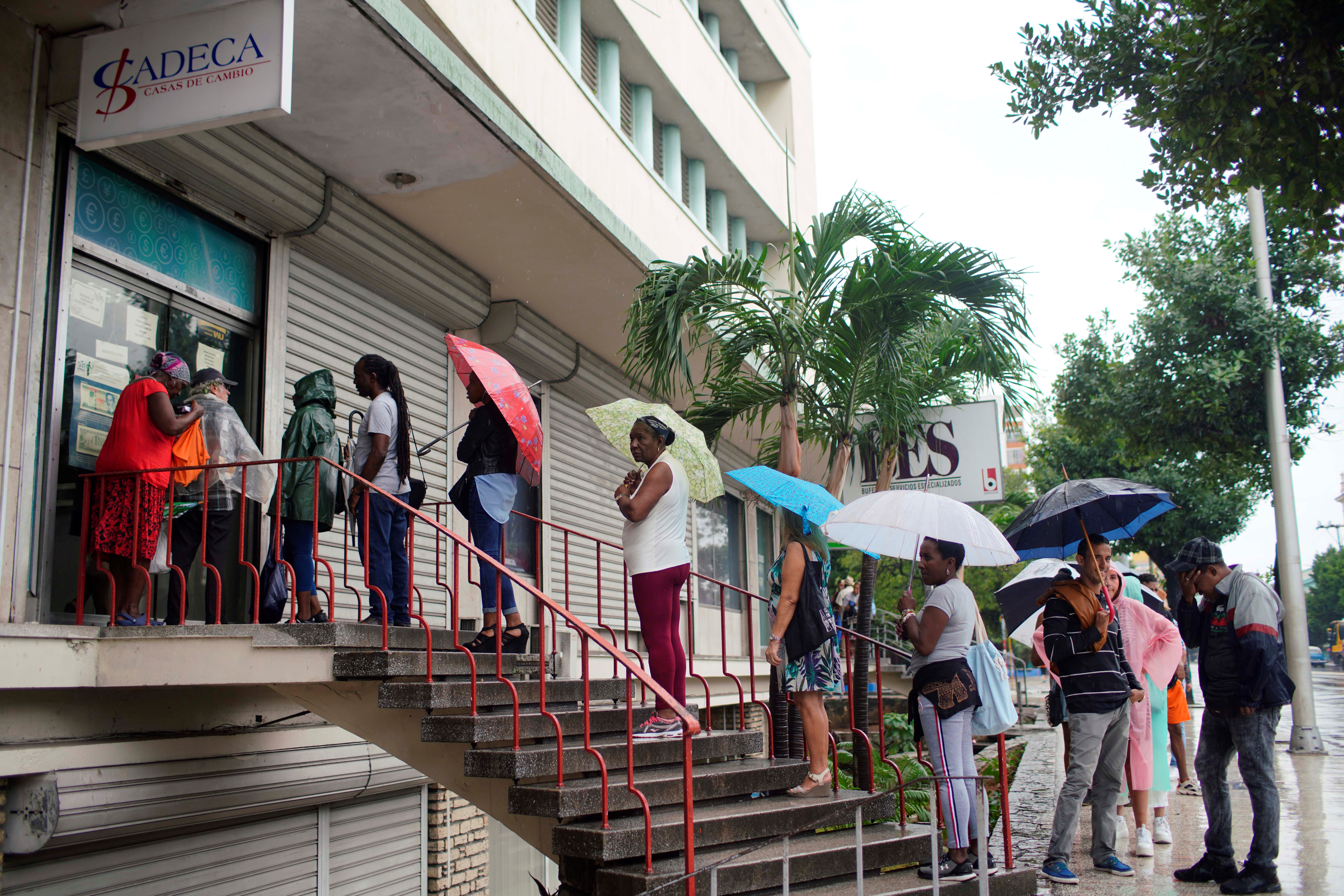Una grupo de personas espera en fila para entrar a cambiar dinero en La Habana, Cuba, en 2019. Foto: REUTERS/Alexandre Meneghini