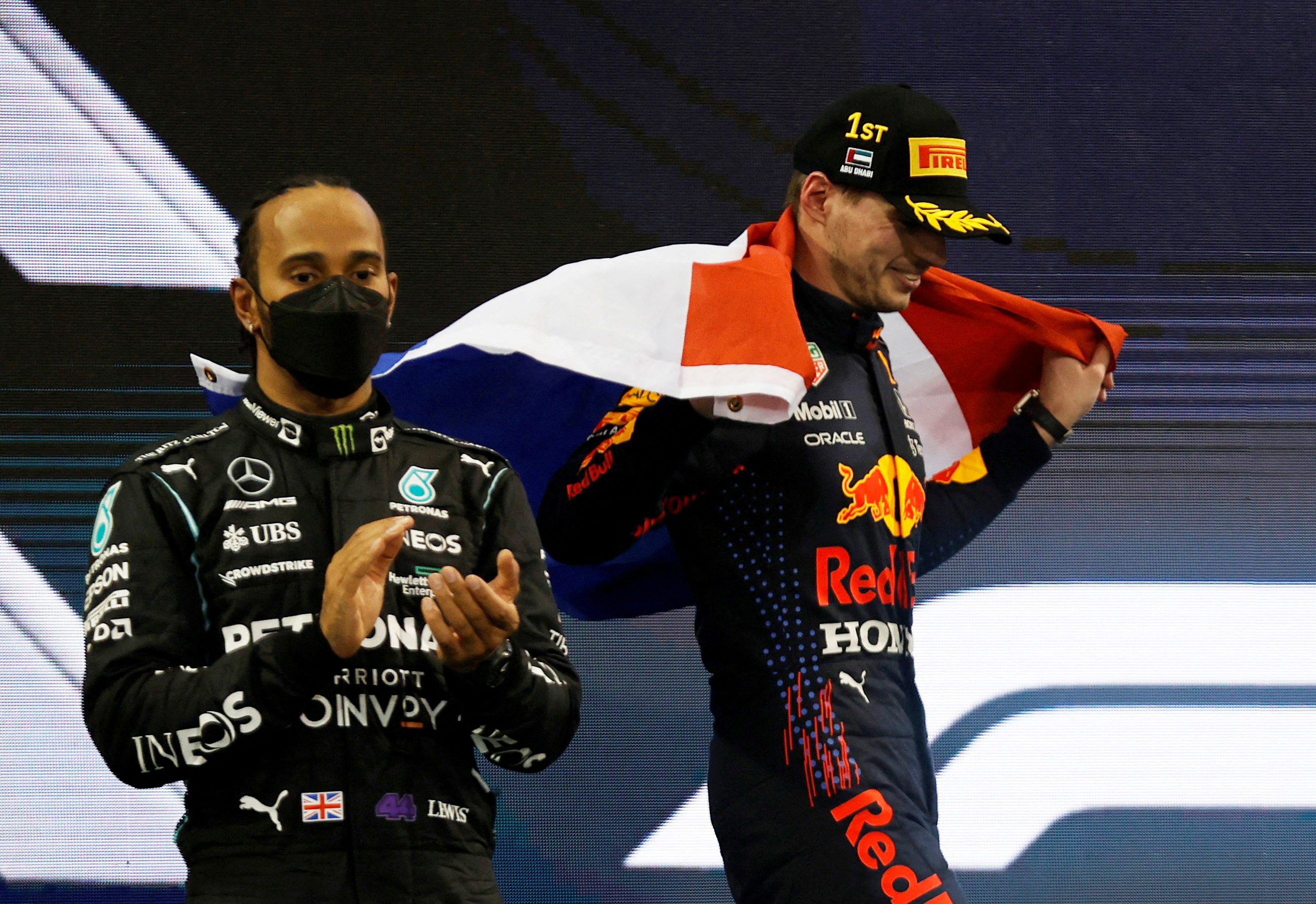 Hamilton subió al podio en el circuito de Yas Marina y aplaudió a Verstappen (REUTERS/Hamad I Mohammed/File Photo)