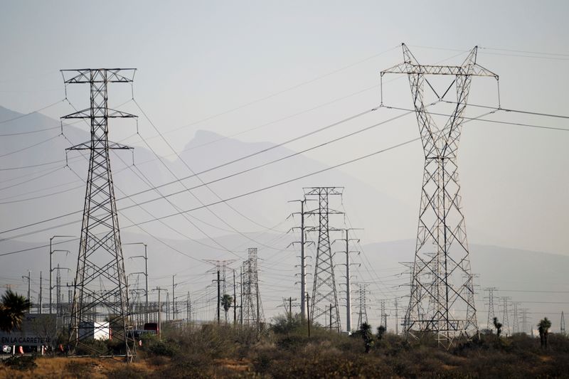 Líneas eléctricas de alta tensión propiedad de la CFE, en Santa Catarina, . (FOTO: REUTERS / Daniel Becerril/ Foto de archivo)