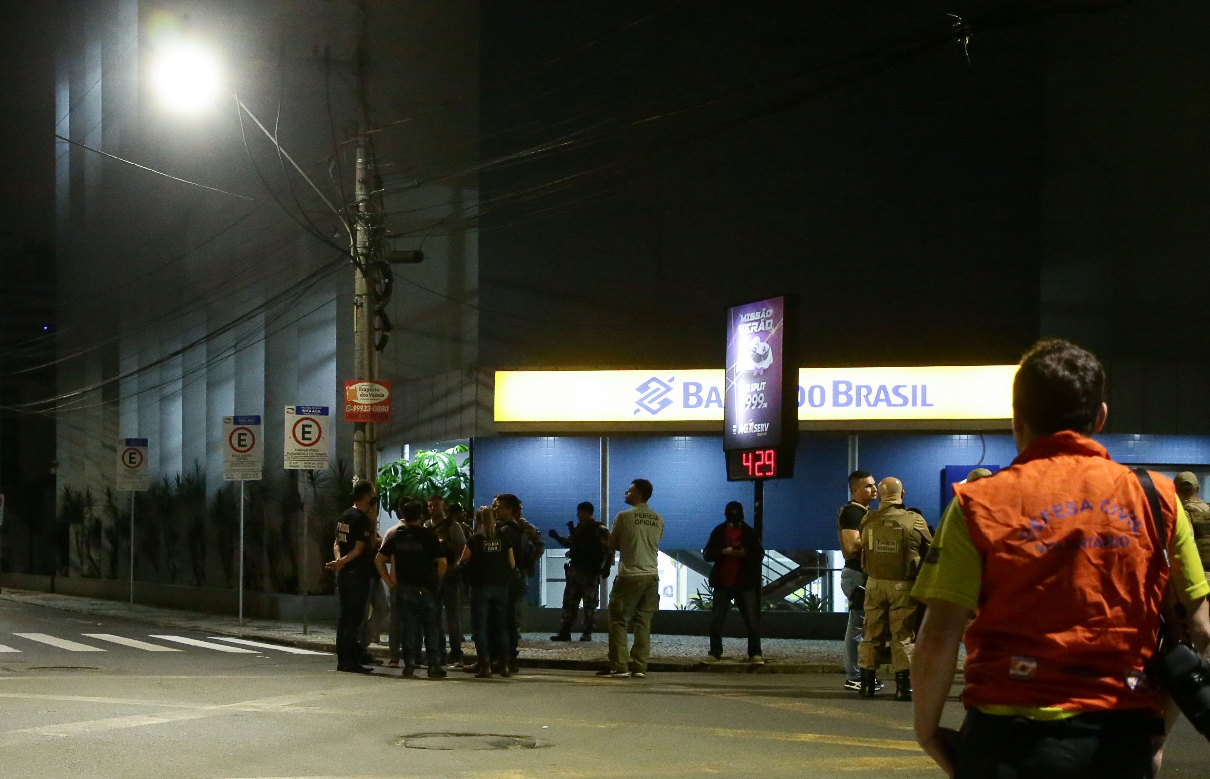 Agentes policiales frente a la sucrusal del Banco de Brasil robada en Criciuma (REUTERS / Guilherme Ferreira)