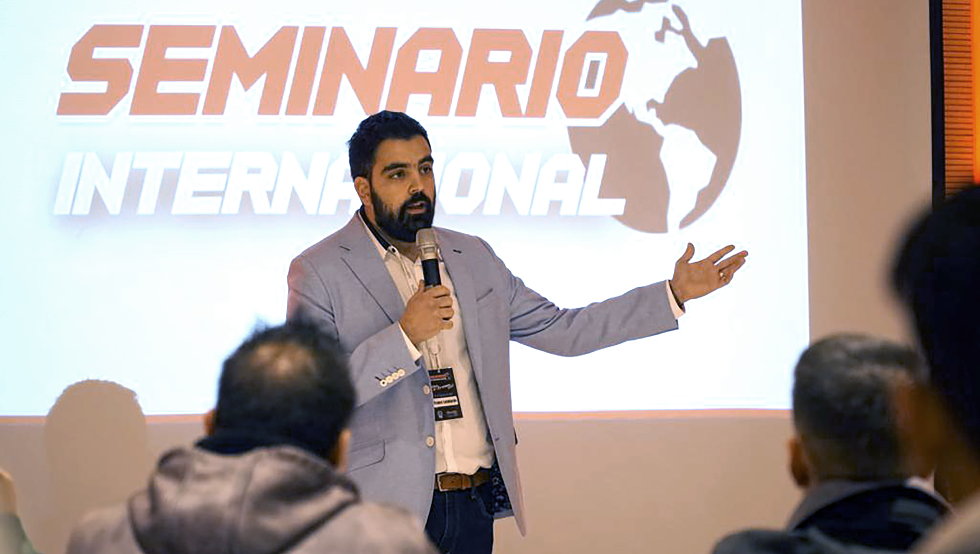 Franco Lombardo da cursos y conferencias distintos países desde 2021 y se ha convertido en un referente de la actividad