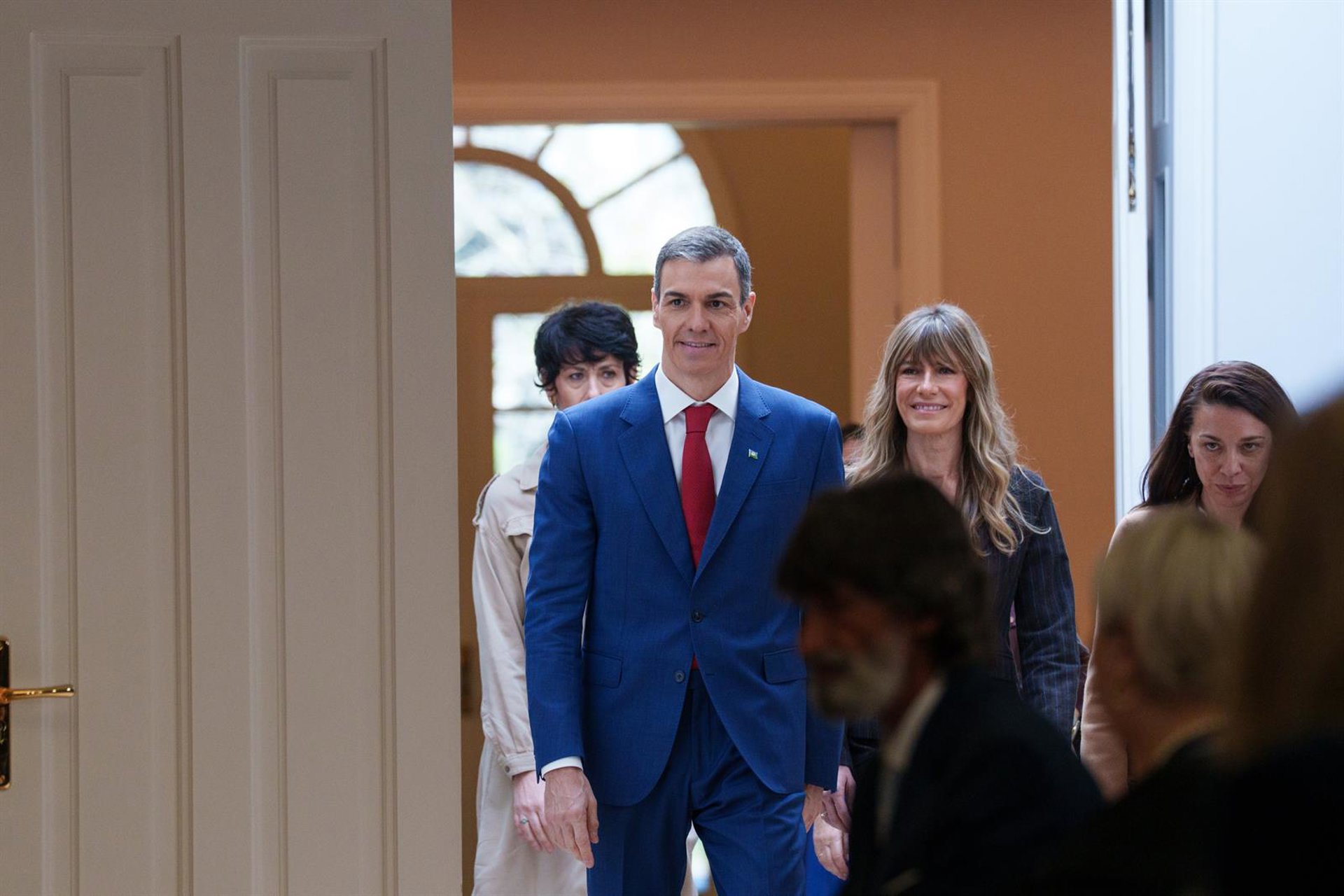 Begoña Gómez ya no podrá acompañar a Pedro Sánchez en sus viajes oficiales  al extranjero tras la retirada de su pasaporte: de Bruselas a las futuras  cumbres - Infobae