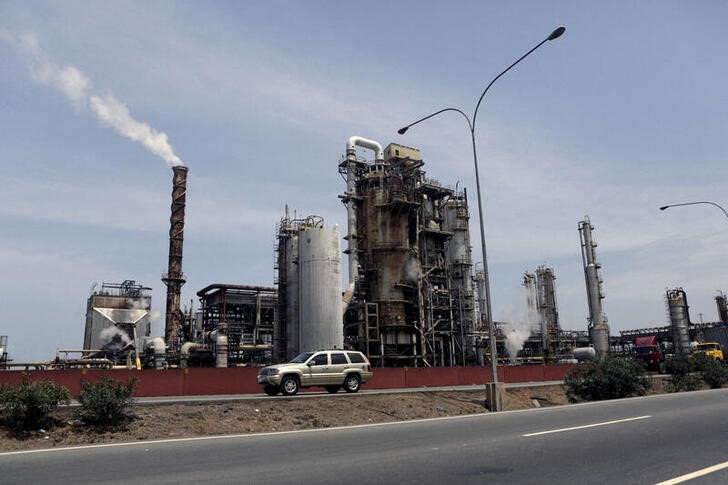 Una falla eléctrica obligó a paralizar el procesamiento de crudo en una de las refinerías más importantes de Venezuela. (REUTERS)