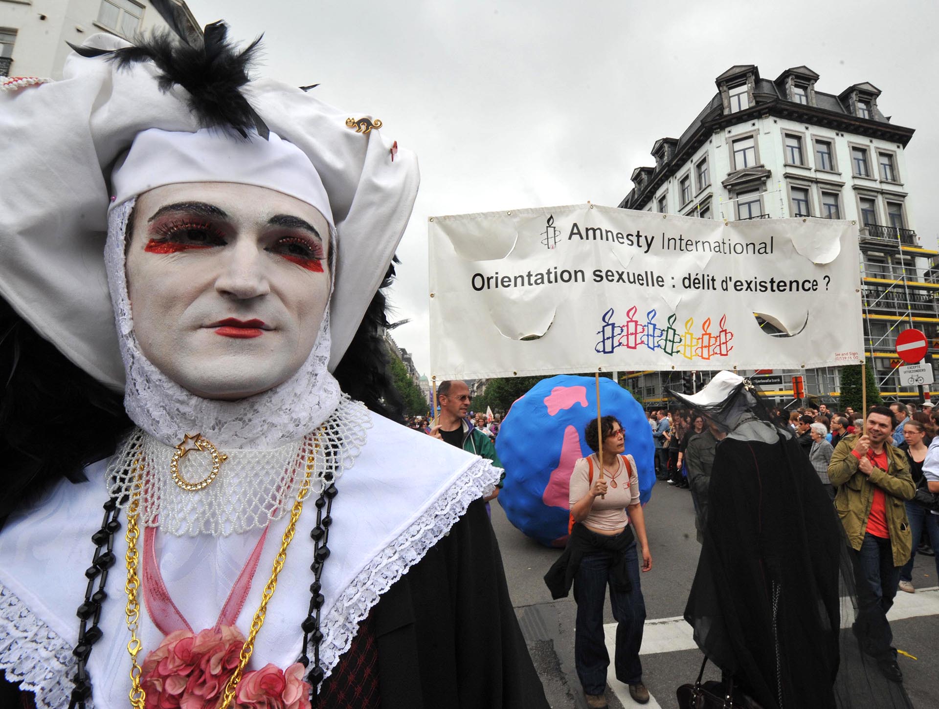 Una multitud marchó durante un desfile del Orgullo el 17 de mayo de 2008 en el centro de Bruselas. Francia planeaba pedir a las Naciones Unidas que presionara para que la homosexualidad sea despenalizada en todo el mundo, mientras los gays y lesbianas de todo el mundo marcaban el Día Internacional contra la Homofobia, que se puso en marcha en 2005 para conmemorar el día en que en 1990 la Organización Mundial de la Salud eliminó la homosexualidad de su lista de trastornos. El letrero dice