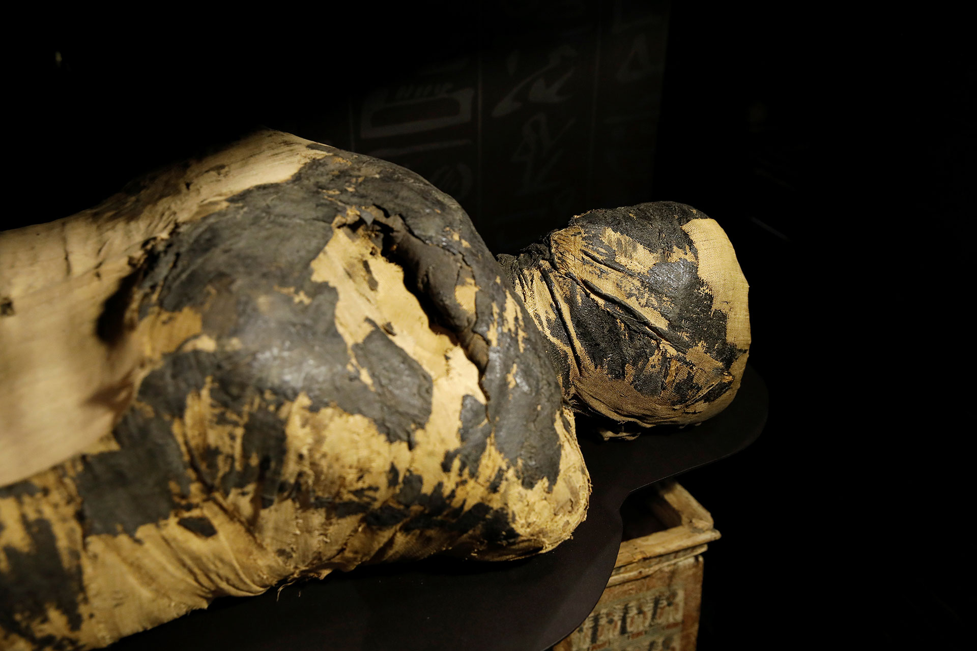 La ropa de casa también se utilizaba a menudo para envolver a las momias una vez que dejaba de ser útil (Grosbygroup)