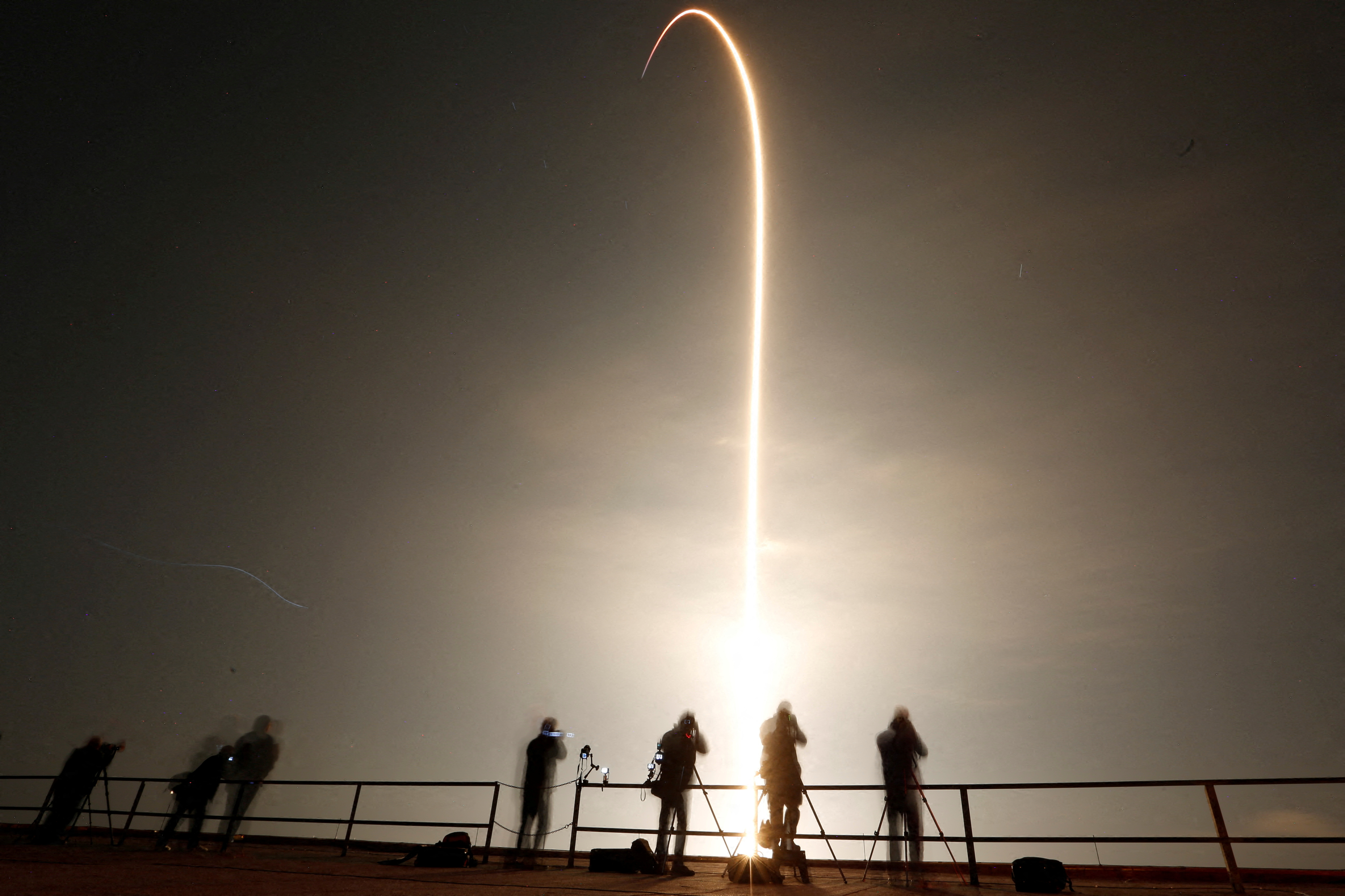 A las 12:34 hora local, un cohete Falcon 9 con la Dragon Endeavour en la cúspide, despegó desde la plataforma 39A del Centro Espacial Kennedy para unos ocho minutos después separarse y continuar el viaje por su cuenta a más de 28.000 kilómetros por hora. (REUTERS)