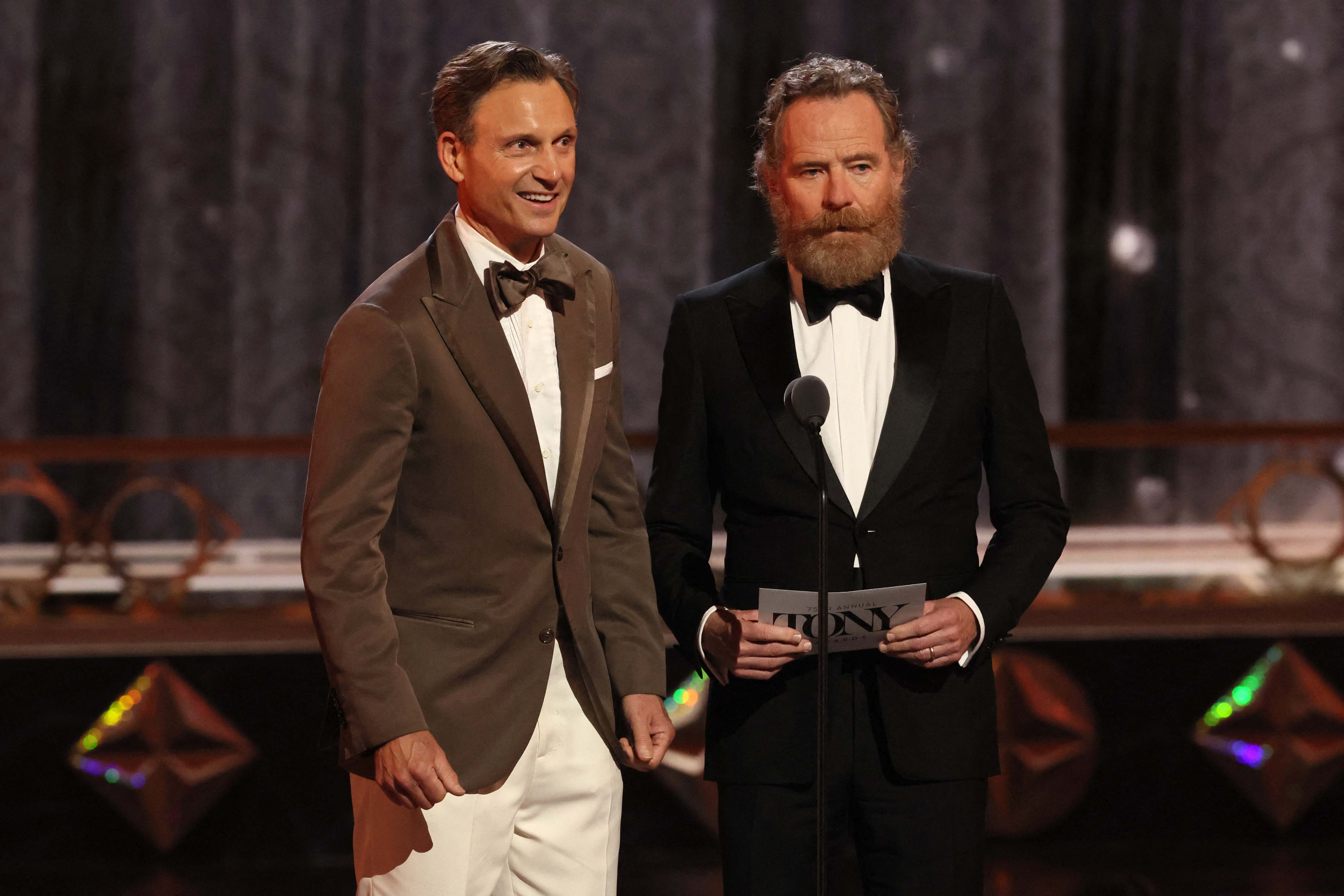 Tony Goldwyn (I) y Bryan Cranston presentan el premio a la mejor interpretación de un actor en un papel principal en una obra de teatro en la 75ª entrega anual de los premios Tony en la ciudad de Nueva York, EE. UU.
