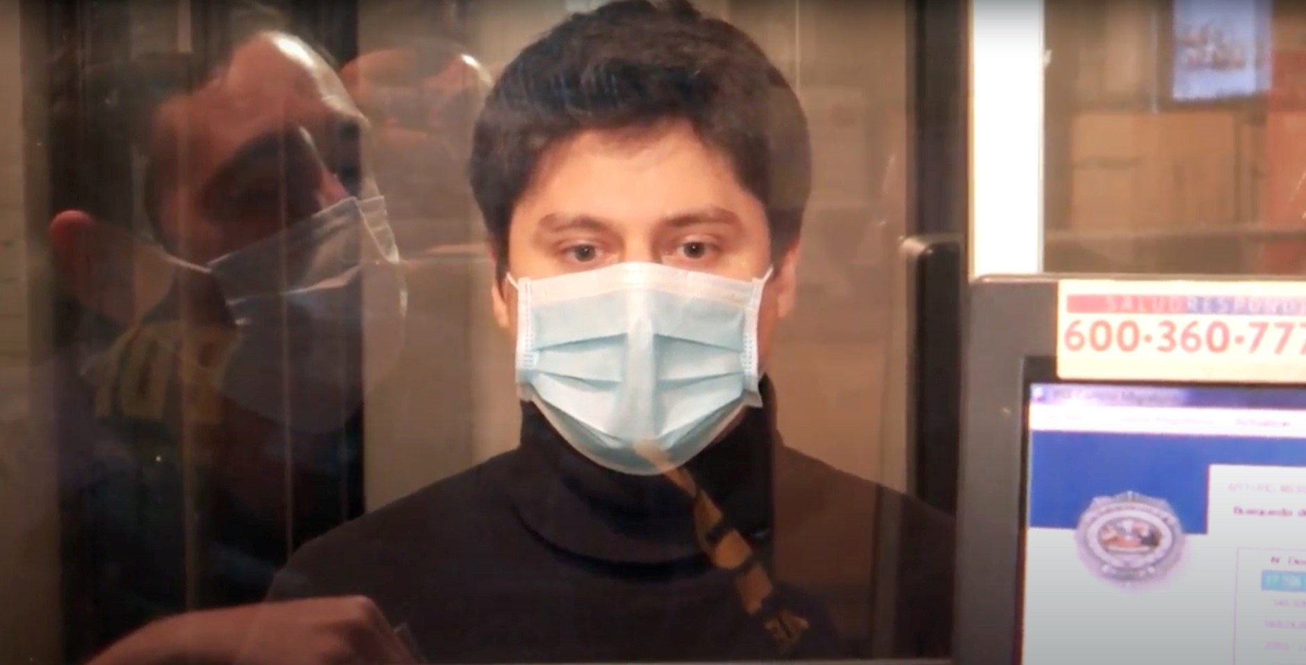 Captura de un video cedido por la Policía de Investigaciones de Chile que muestra al joven chileno Nicolás Zepeda al momento de ser registrado en la oficina de Inmigración para su proceso de extradición a Francia (EFE/Archivo)
