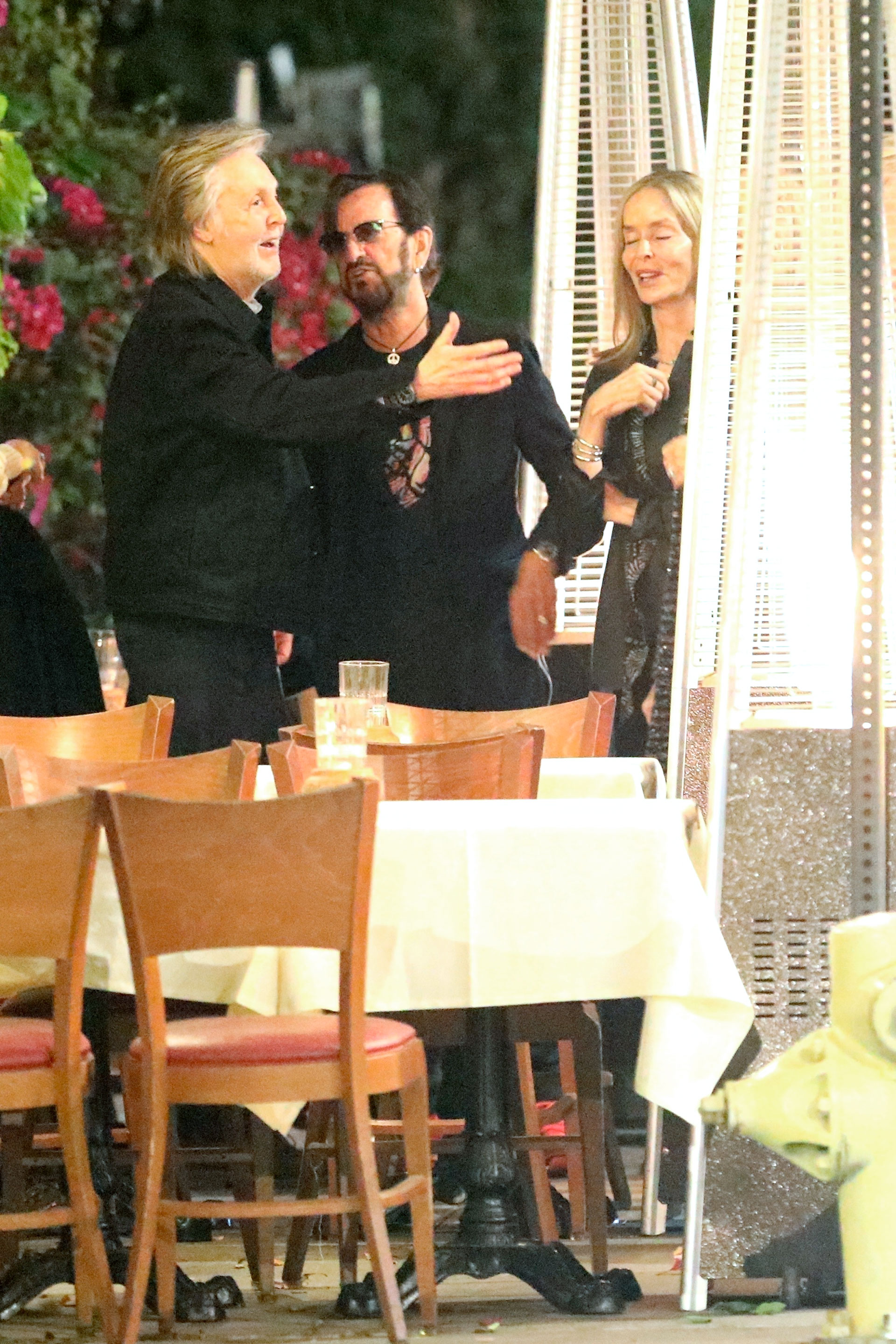 Un encuentro imperdible. Los históricos integrantes de The Beatles Paul McCartney y Ringo Starr se reunieron con el guitarrista Joe Walsh en un exclusivo restaurante de Los Ángeles al que fueron a comer con sus respectivas parejas