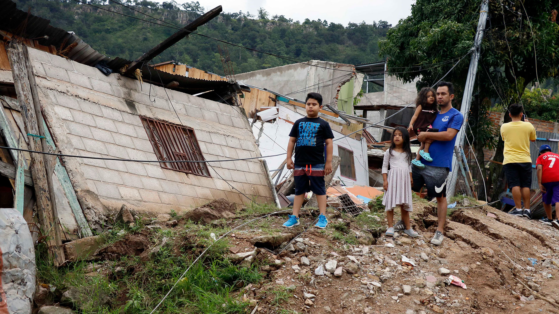 Declararon una zona de desastre en la capital de Honduras por los derrumbes  que destruyeron decenas de casas - Infobae