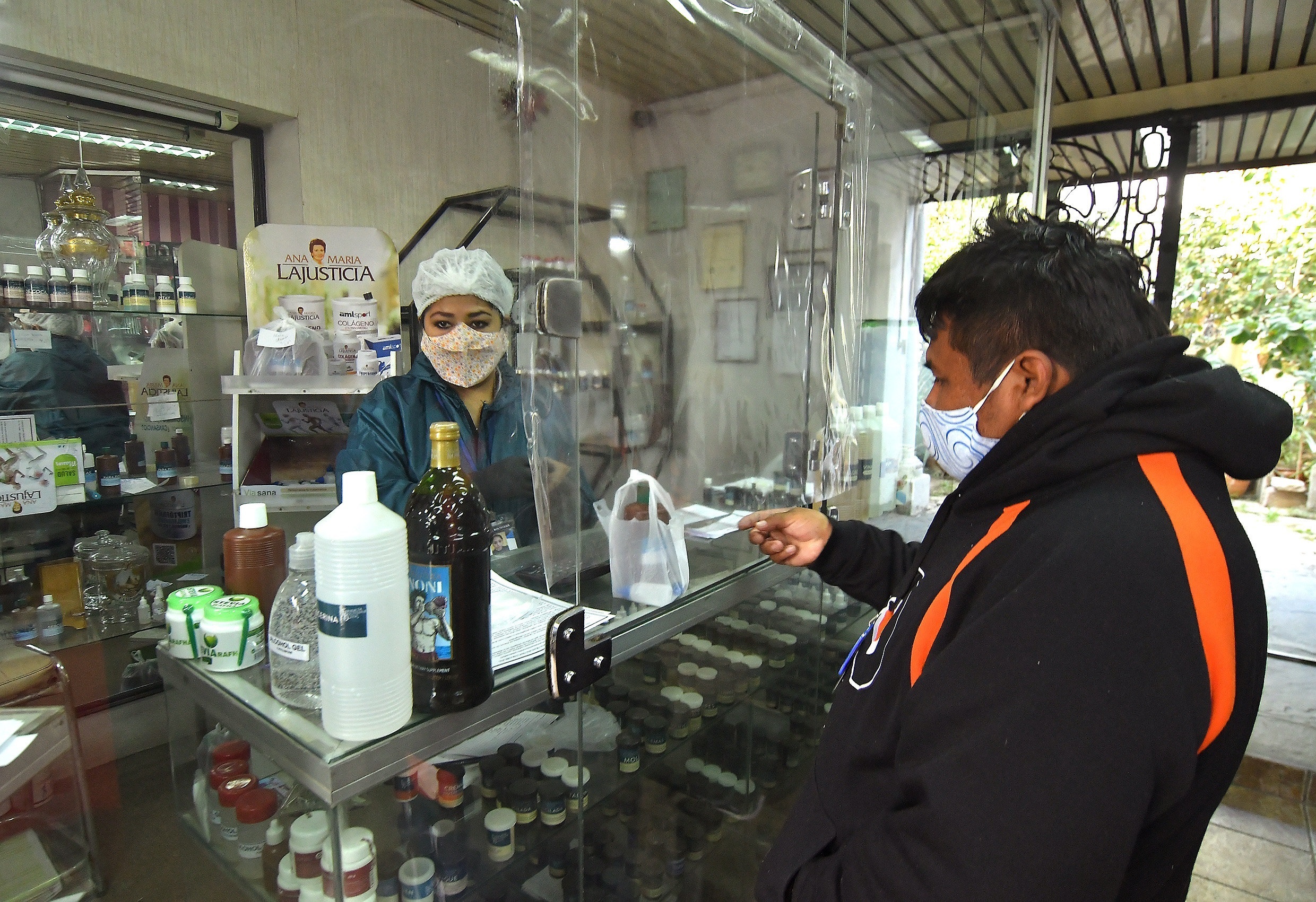 Imagen de archivo de un hombre que compra dióxido de cloro en una farmacia en Cochabamba (Bolivia). EFE /Jorge Ábrego