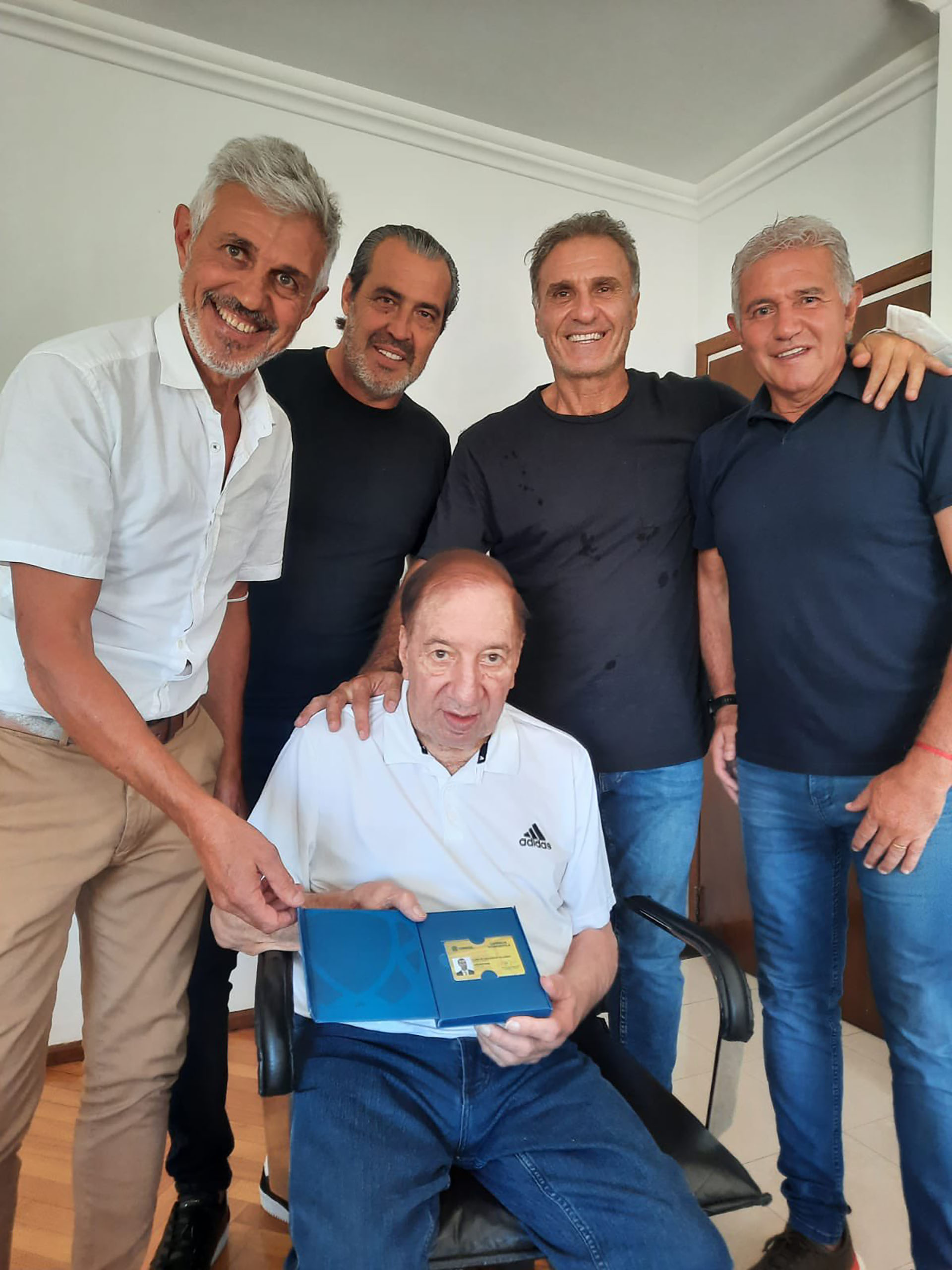 Rodean al Doctor Bilardo, Ricardo Giusti, Sergio Batista, Jorge Burruchaga y Oscar Ruggeri. La foto es de febrero de este año (@gringo_giusti)