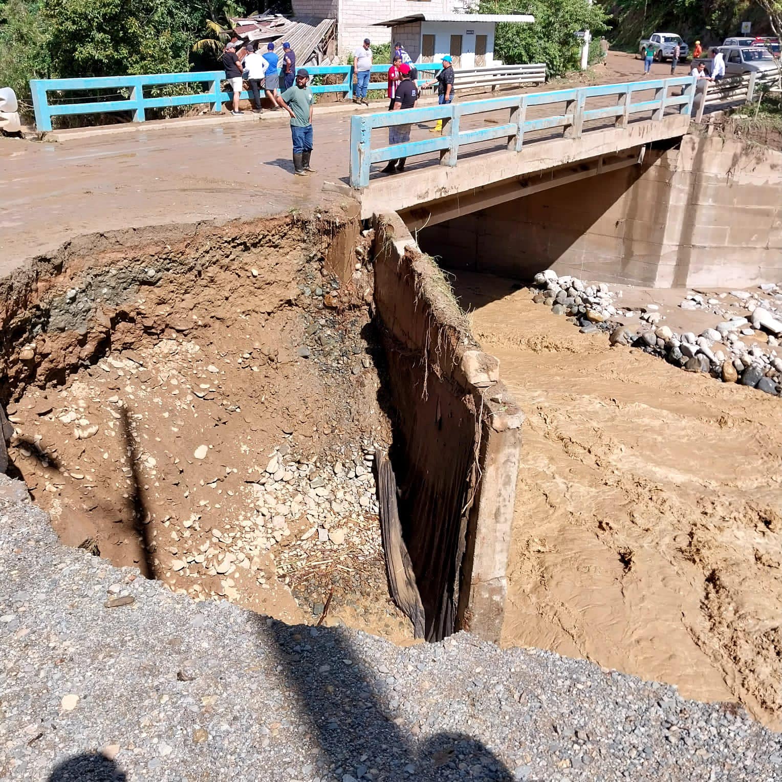 Las fuertes lluvias causaron graves daños en puentes, viviendas, vías y cultivos al sur del país. (GAD Portovelo)