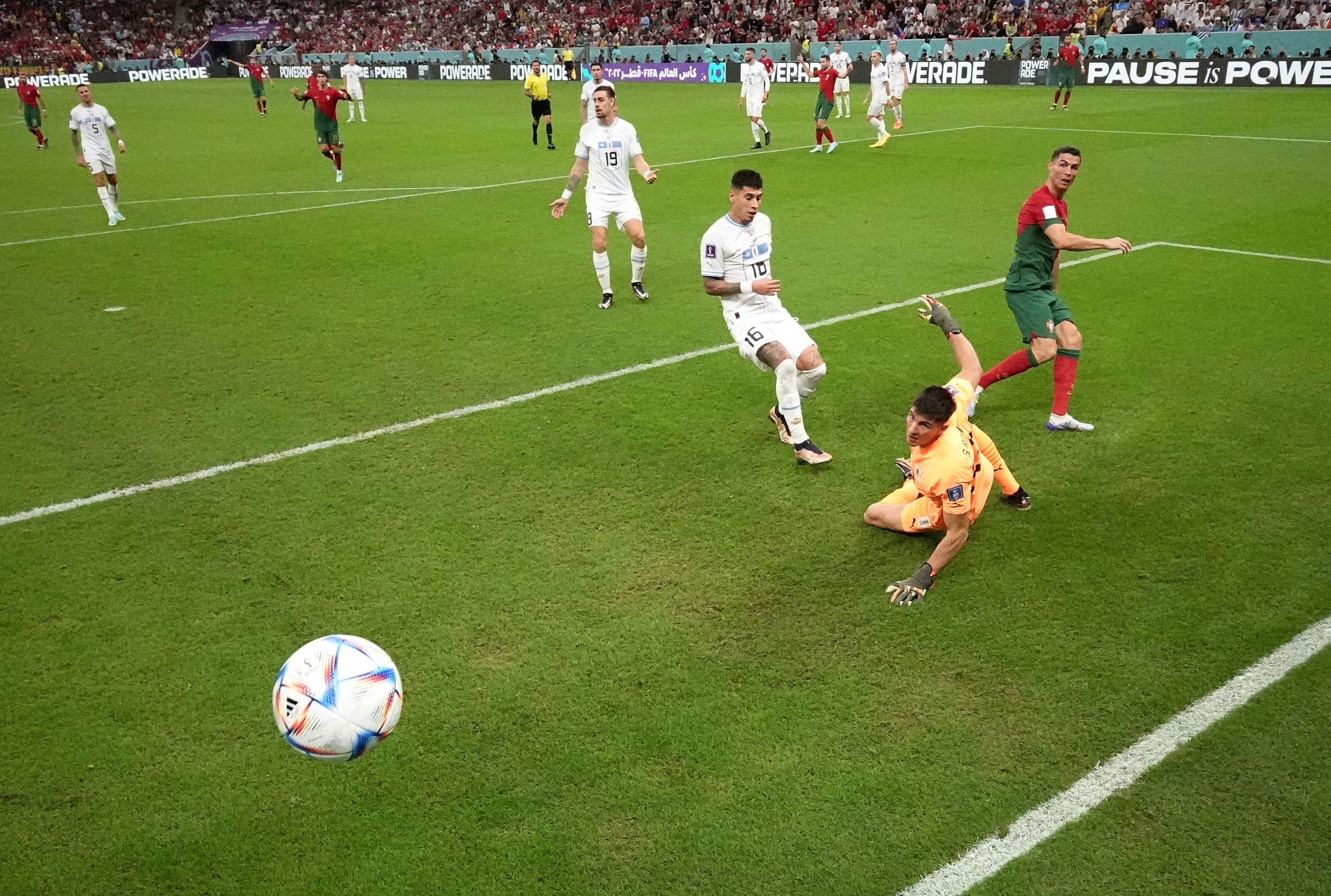 Cristiano Ronaldo mira hacia el arco y Sergio Rochet está vencido (REUTERS/Matthew Childs)