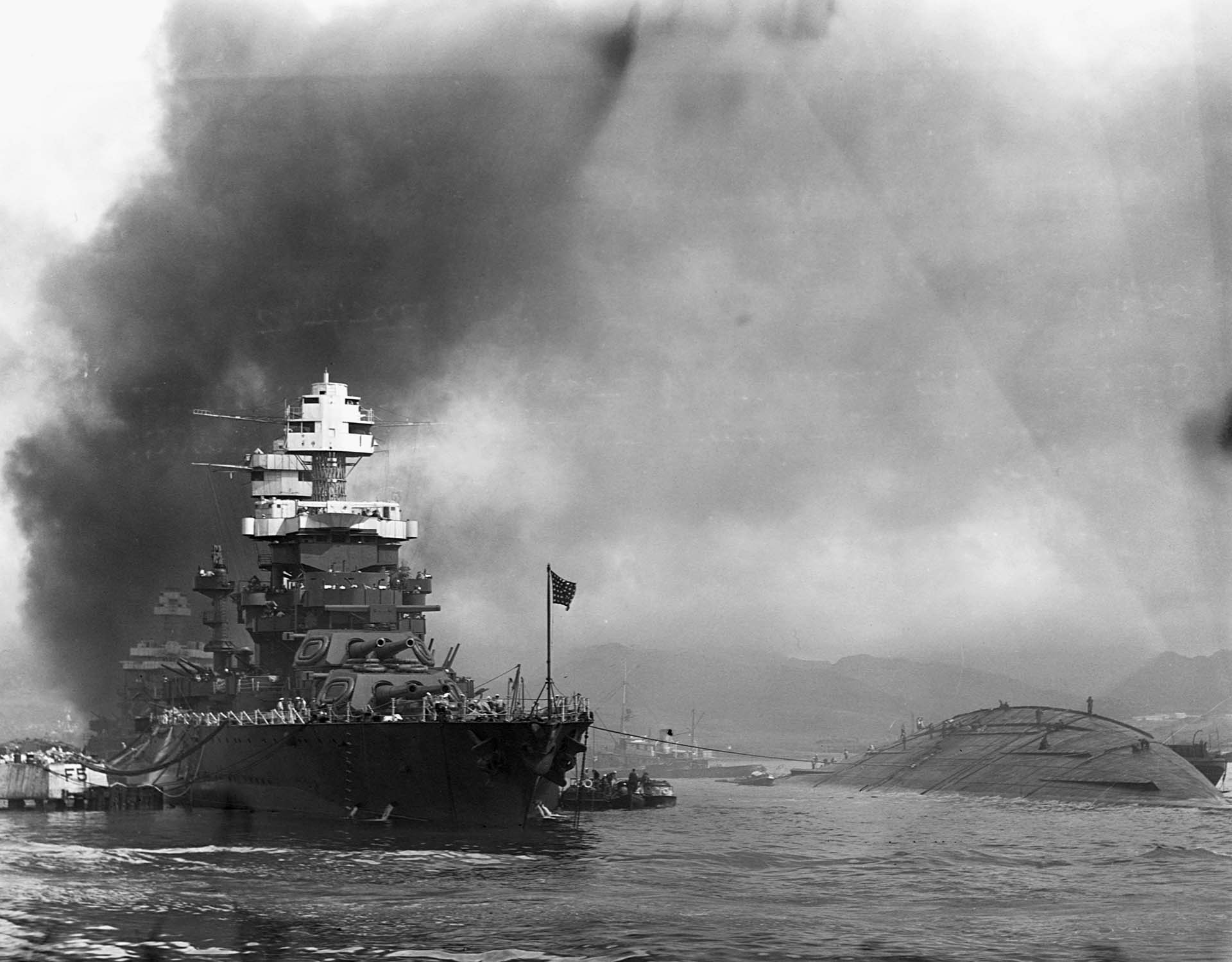 El USS Oklahoma y the USS Maryland, destruidos luego del artero ataque de la aviación japonesa a Pearl Harbor (Photo by © CORBIS/Corbis via Getty Images)