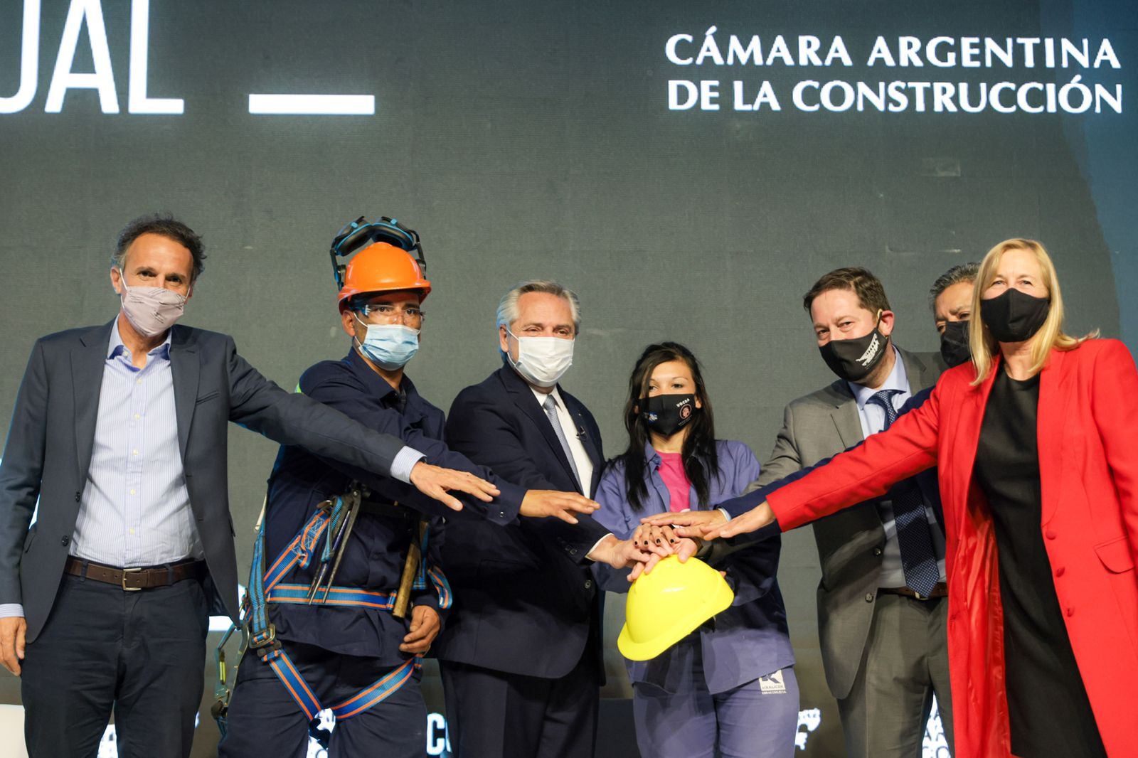 El presidente Alberto Fernández y el ministro de Obras Públicas, Gabriel Katopodis, posan con diversos representantes del sector de la construcción