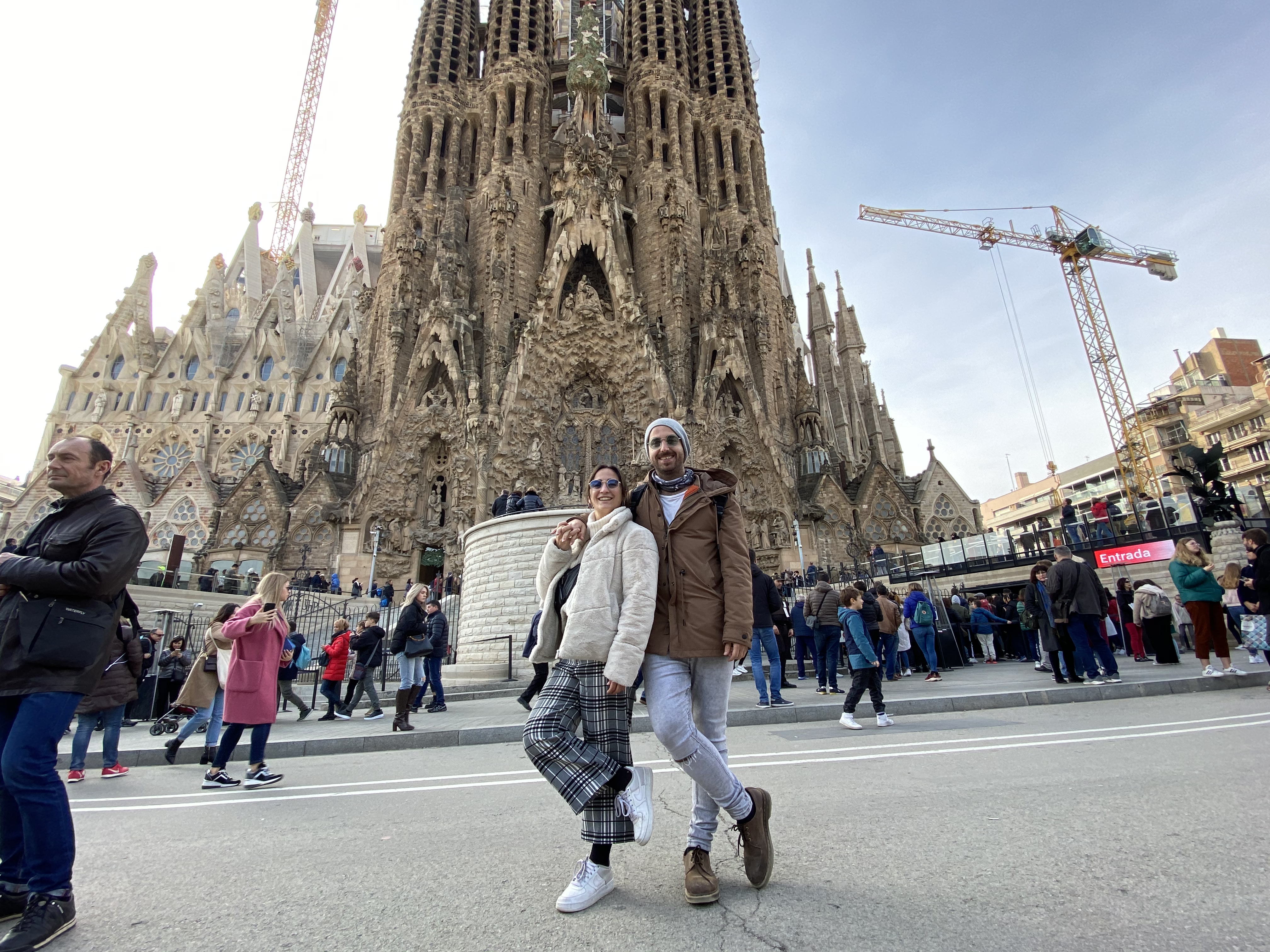 Con su novia en Barcelona, frente a la reconocida iglesia La Sagrada Familia: desde 2019 Ramiro se instaló en España y sigue trabajando a distancia en una empresa de turismo