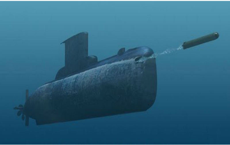 Un torpedo sale del ARA San Luis