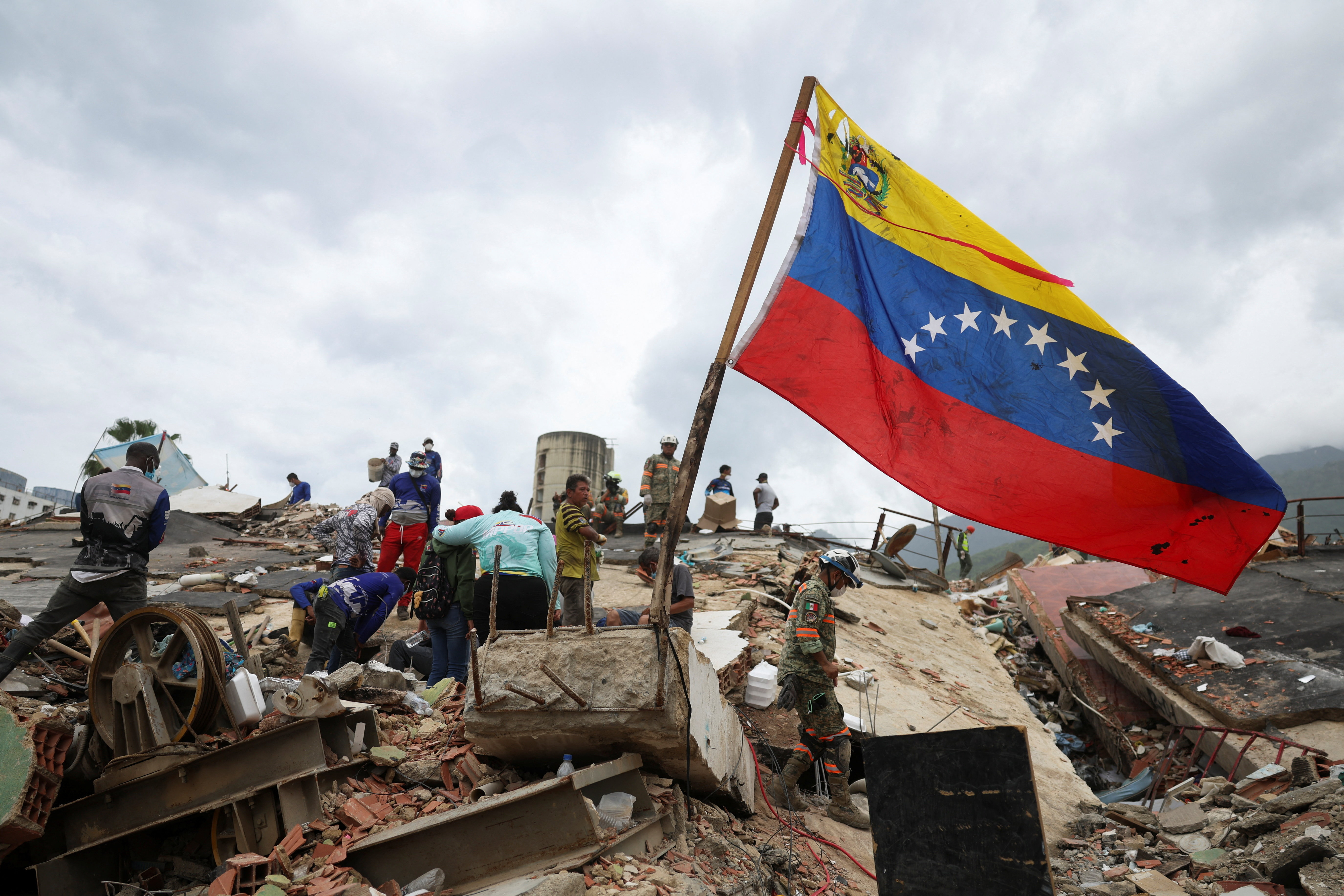 El Gobierno de Venezuela elevó a 2.645 la cifra de muertos por el doble terremoto - Infobae