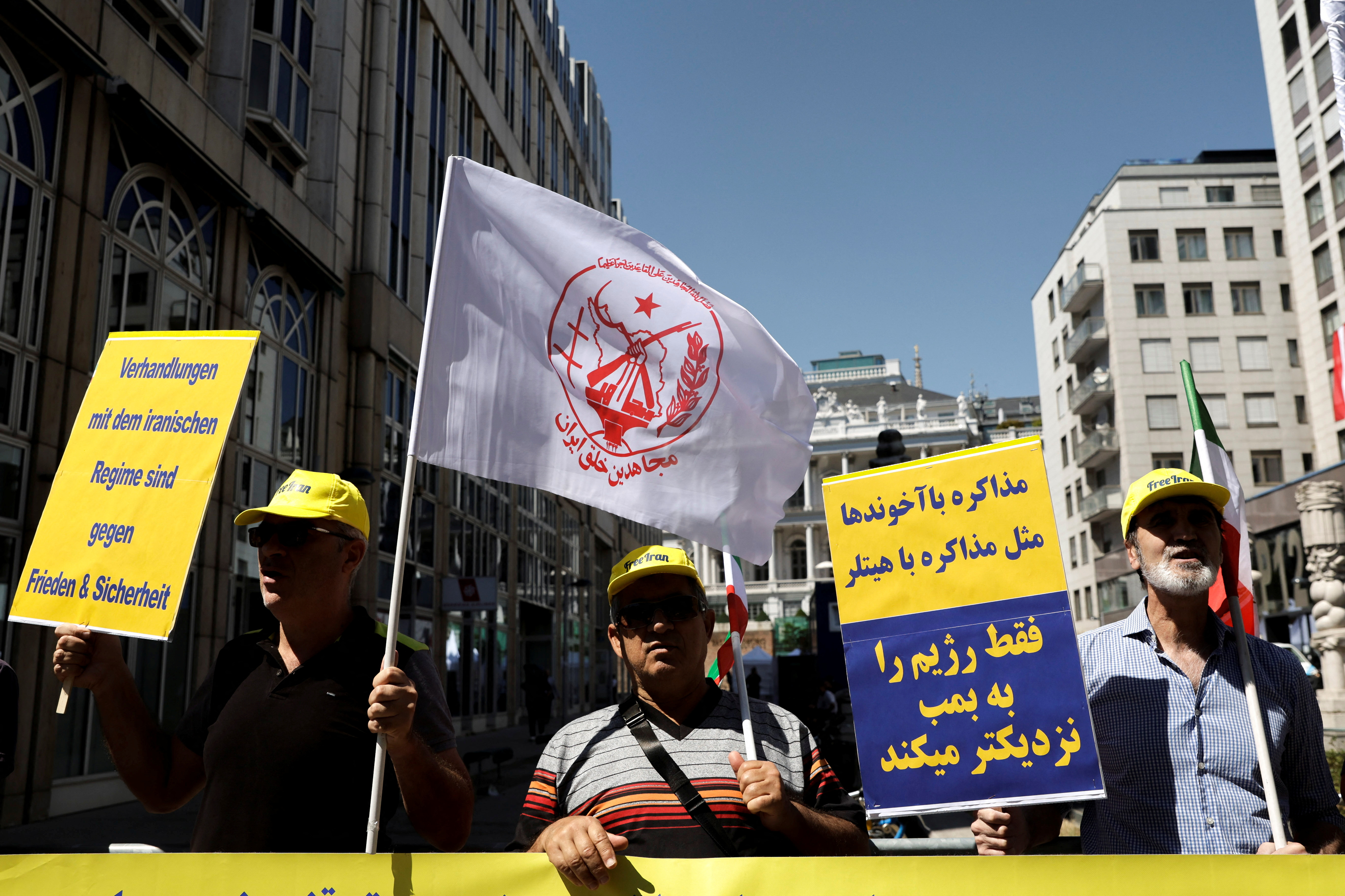 Opositores iraníes se manfiestan en Viena durante las negociaciones por el acuerdo nuclear (REUTERS/Lisa Leutner)