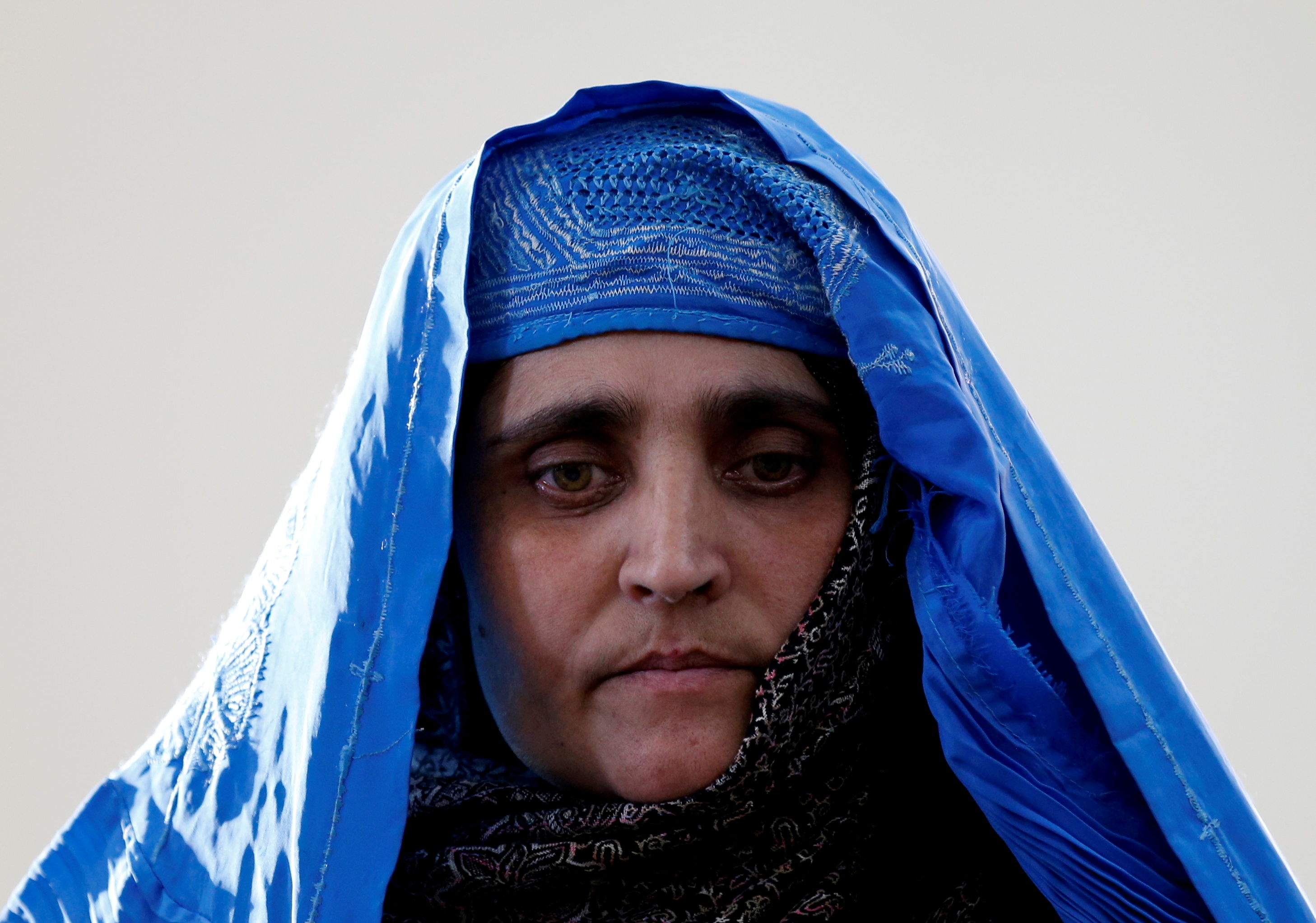 Sharbat Gula, la "niña afgana" de ojos verdes cuya foto de 1985 en National Geographic se convirtió en un símbolo de las guerras de su país, en una foto de archivo de noviembre de 2016 (Reuters)