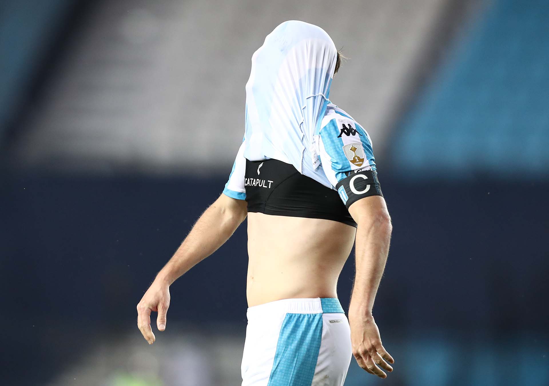 Iván Pillud se lamenta por una chance perdida en la derrota de Racing ante Naciona. Fue sobre el final del juego (REUTERS/Agustin Marcarian