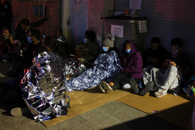 Migrantes, en su mayoría de Nicaragua, descansan bajo mantas de emergencia en una estación de autobuses en el centro de El Paso, donde las autoridades de inmigración dejan a muchos debido a la falta de espacio en los refugios, en El Paso, Texas (REUTERS/Paul Ratje)