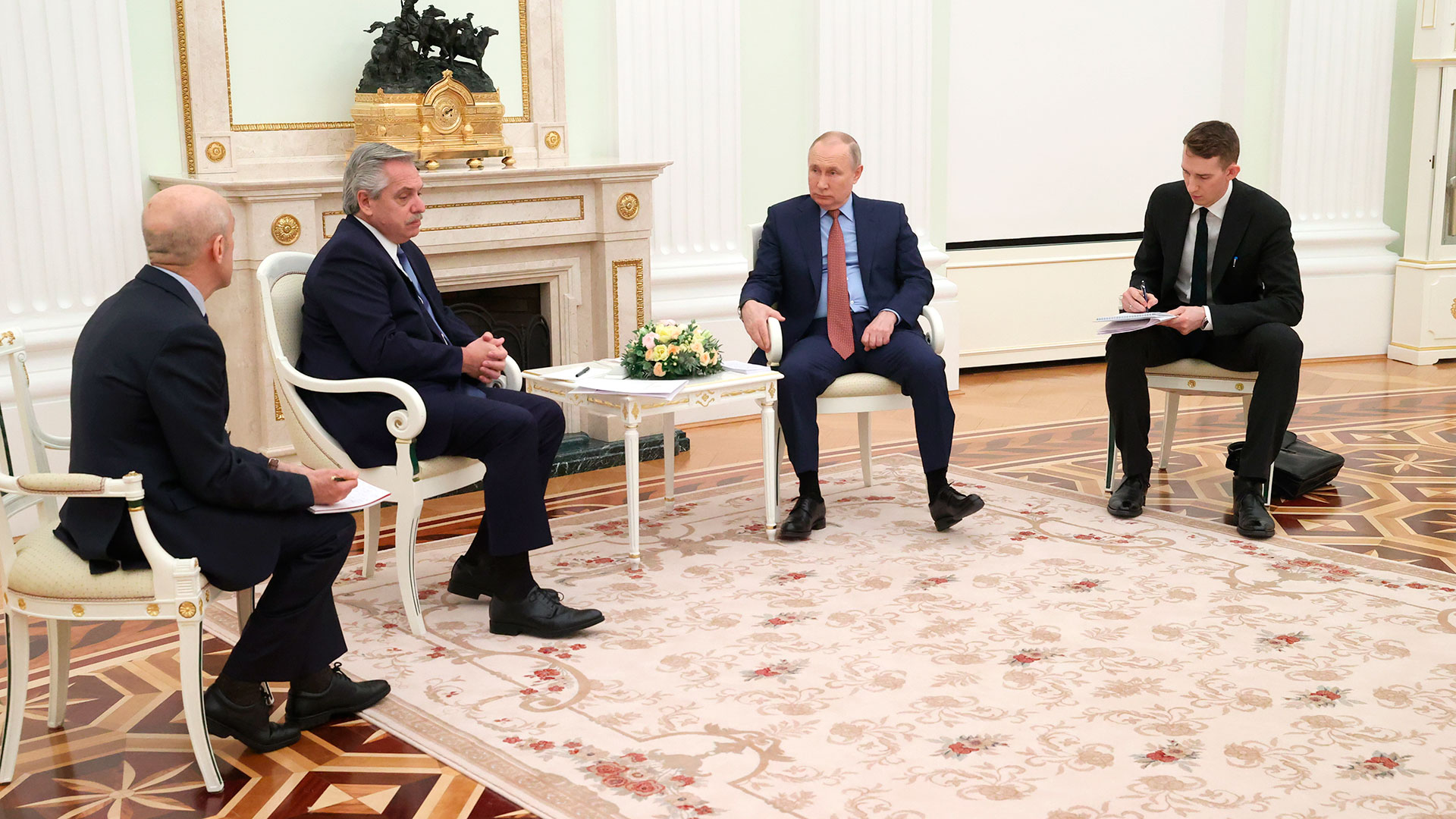Alberto Fernández y Vladimir Putin, junto a sus respectivos traductores, durante la reunión en el Kremlin