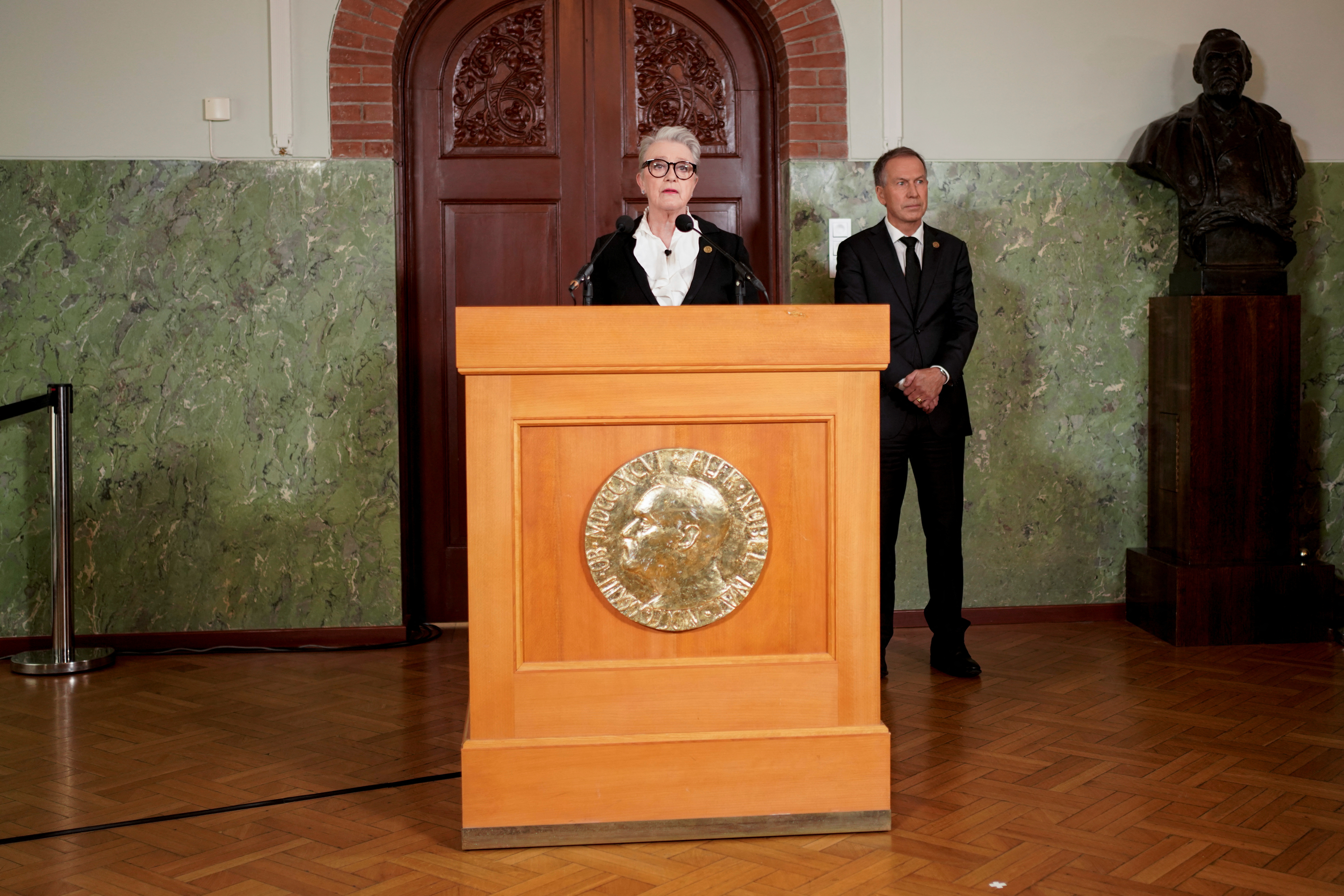 Berit Reiss-Andersen, directora del Comité Nobel, anuncia el ganador del premio de la paz de este año en el Instituto Nobel de Oslo, Noruega, el 7 de octubre de 2022. NTB/Heiko Junge vía REUTERS