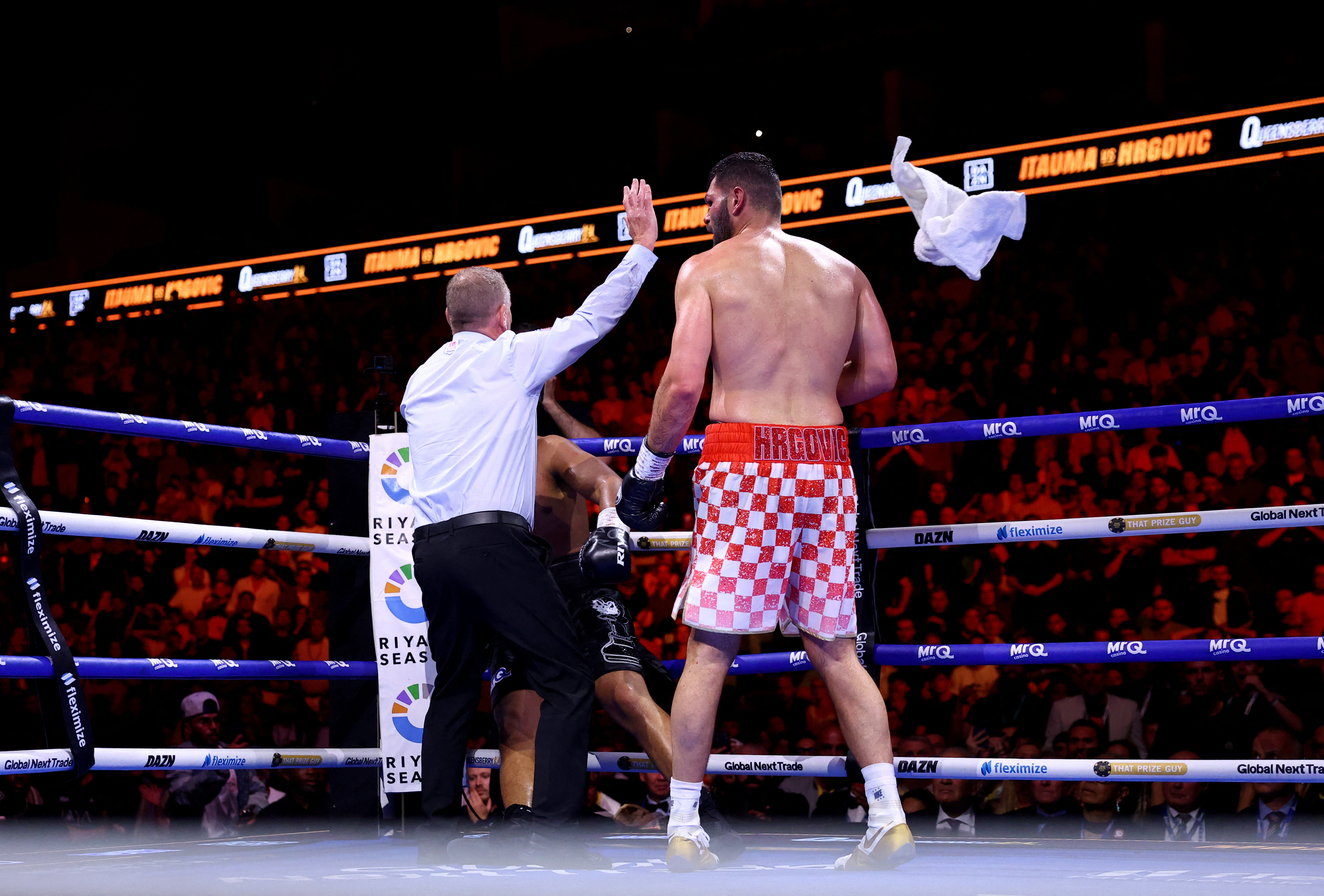 La brutal pelea por el t&iacute;tulo de los pesados entre una promesa y un boxeador de 34 a&ntilde;os que tuvo un dram&aacute;tico final