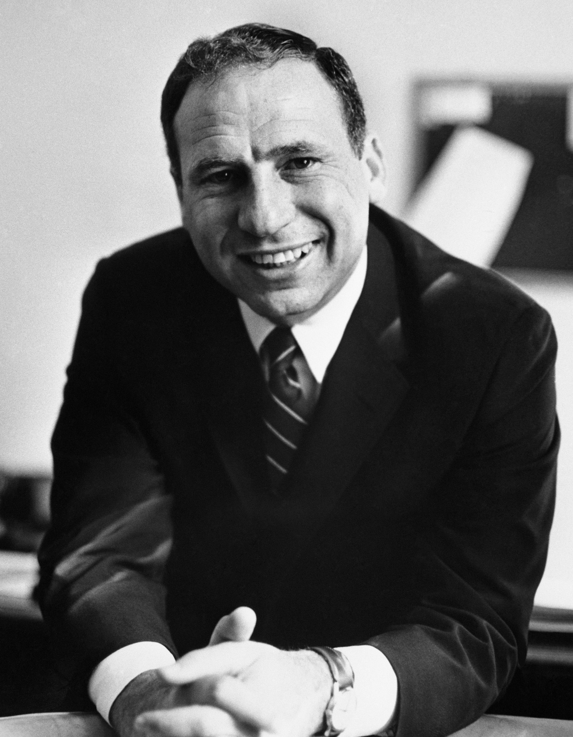 Mel Brooks y Buck Henry fueron los creadores del programa. Ellos querían otro actor protagónico pero aceptaron la elección del canal que ya tenía contratado a Don Adams.
Getty Images