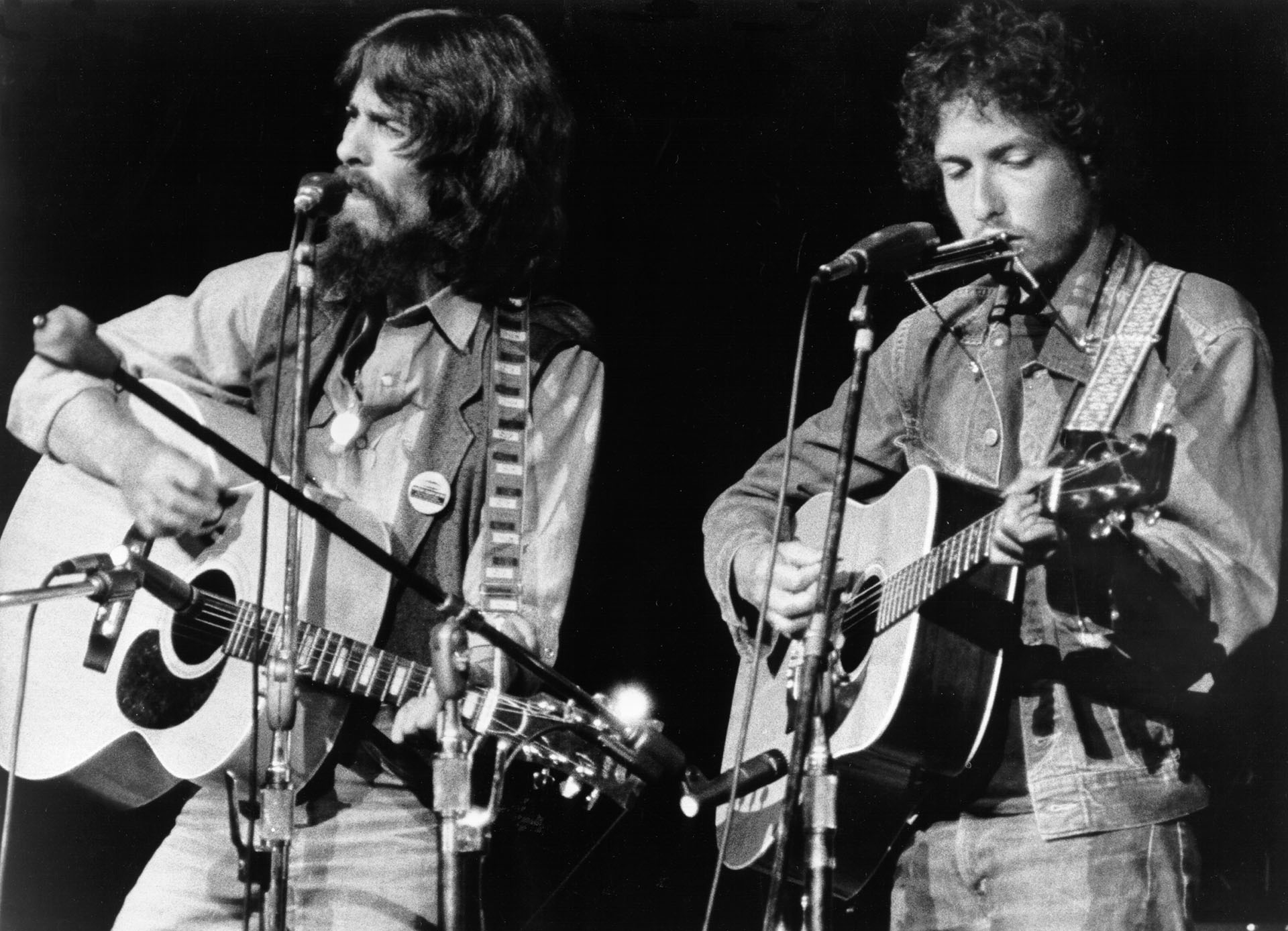 George Harrison y Bob Dylan sobre el escenario del Madison Square Garden de Nueva York, el 1 de agosto de 1971, durante el show benéfico "Concert for Bangladesh" (Photo by Michael Ochs Archives/Getty Images)