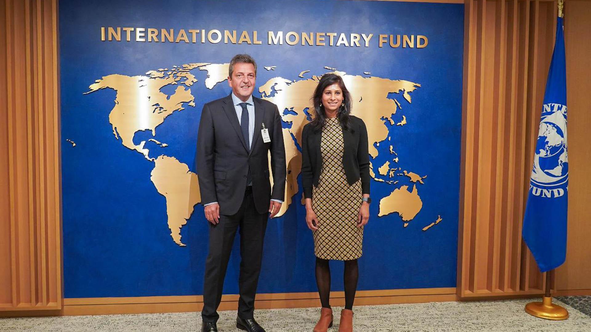 Sergio Massa y Gita Gopinath, subdirectora gerente del Fondo Monetario Internacional (FMI), durante un encuentro oficial en Washington