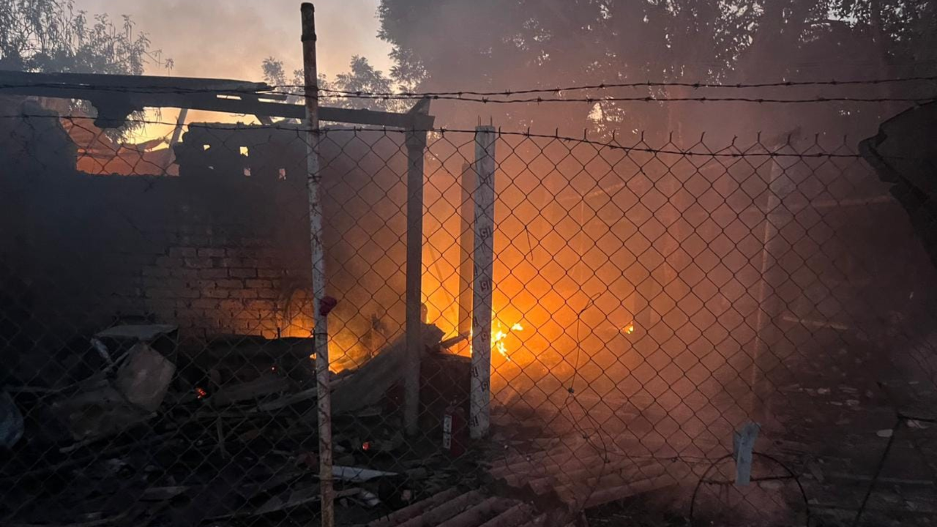 La fábrica de pirotecnia quedó prácticamente reducida a escombros tras la explosión. (Protección Civil y Bomberos Nayarit)