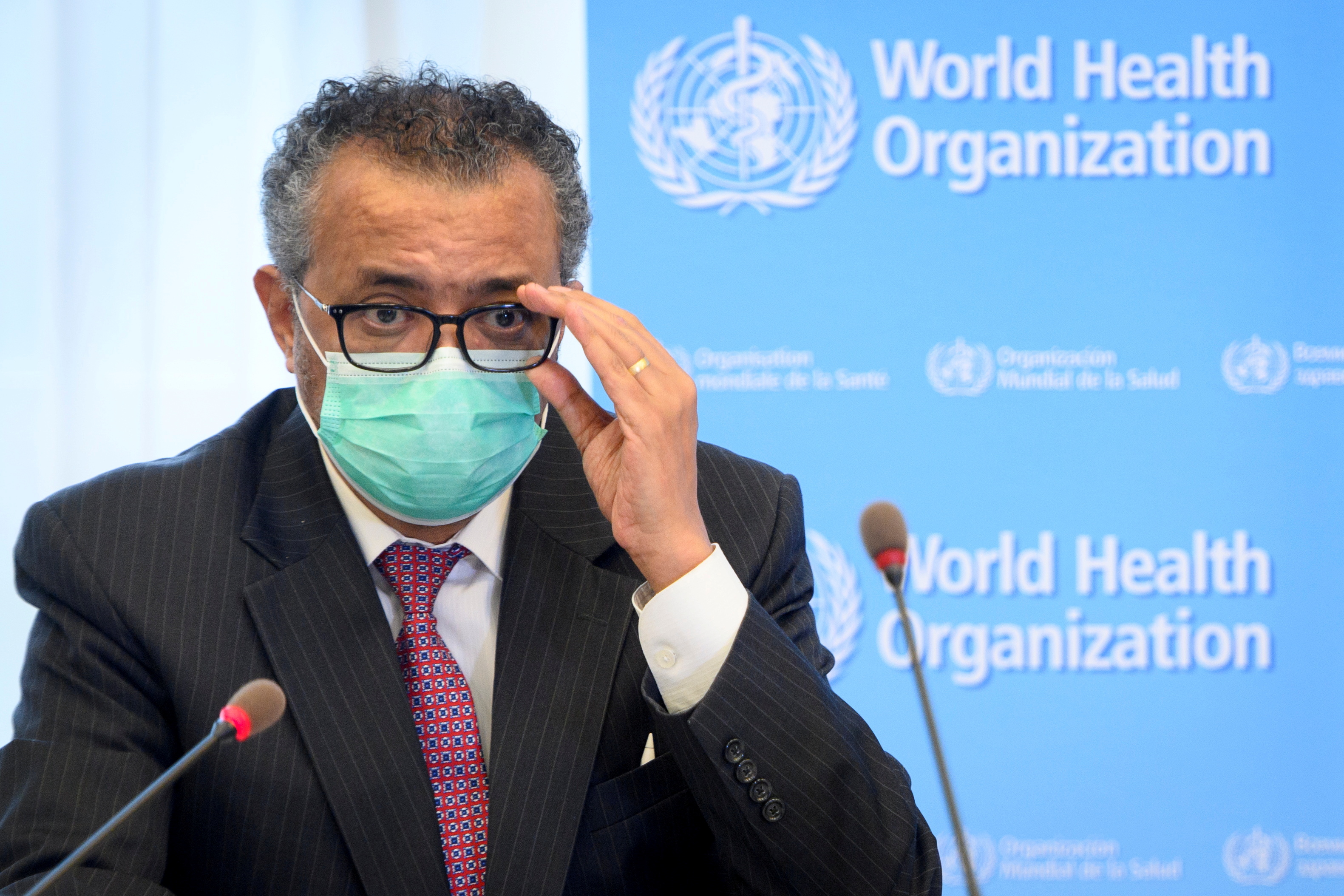 El director general de la OMS, Tedros Adhanom Ghebreyesus, subrayó la necesidad de que las dosis de vacunas contra el COVID-19 sean primero distribuidas en todo el mundo, para reducir la desigualdad. Desalentó las aplicaciones como vacunas de refuerzo/ Laurent Gillieron/Pool via REUTERS/File Photo