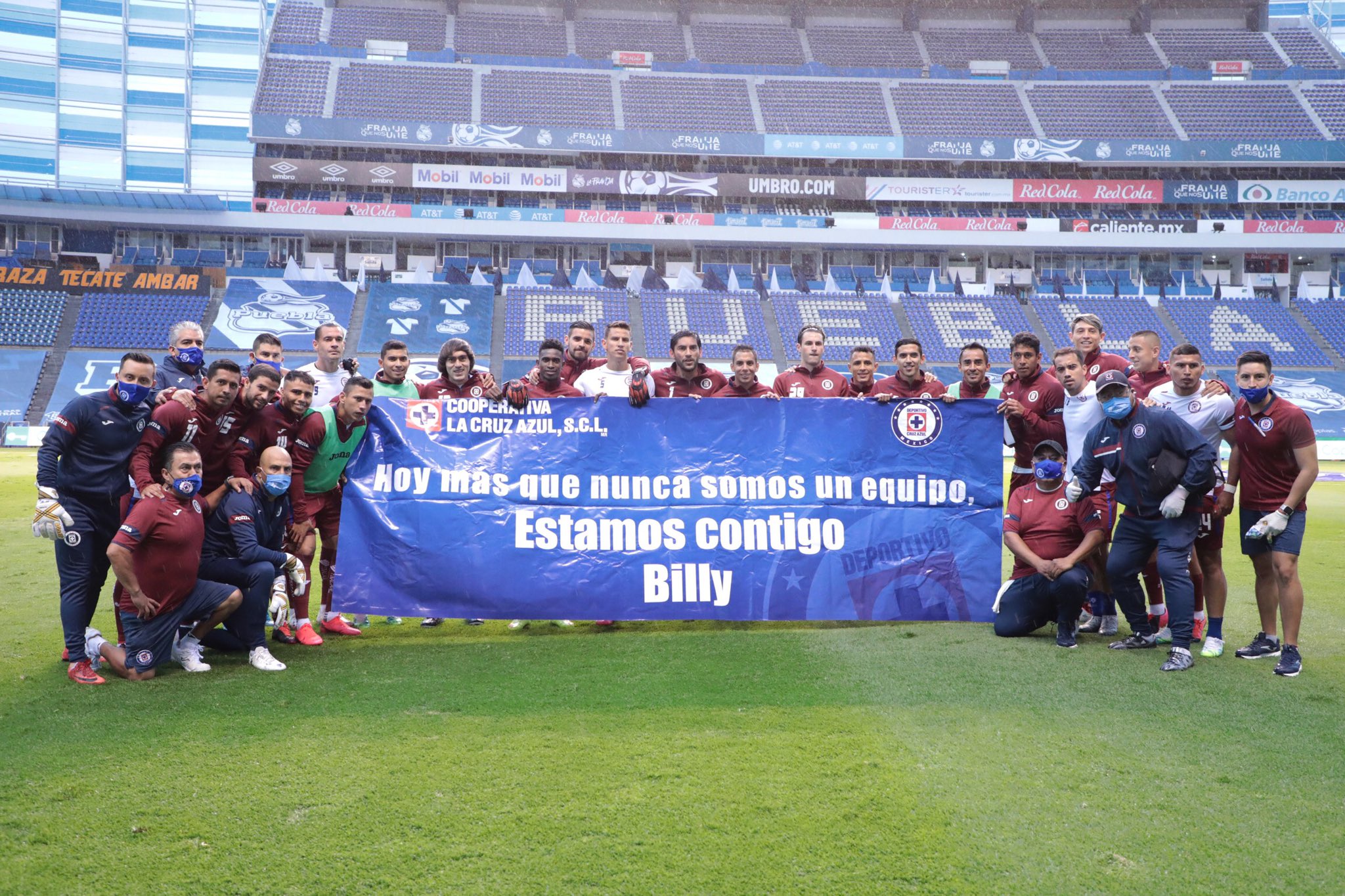 En el partido contra el Puebla, jugadores salieron con una pancarta en apoyo a Billy Álvarez (Foto: Twitter/ @CruzAzulCD)