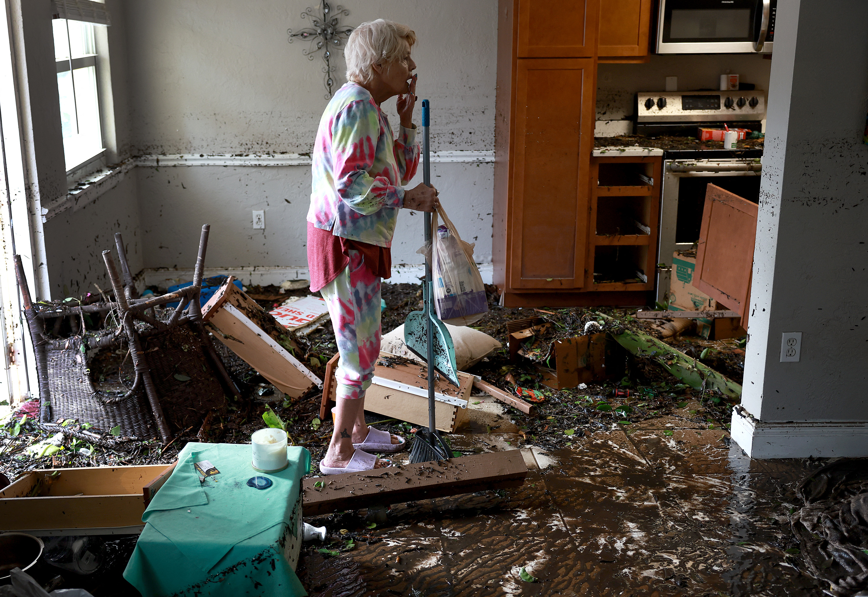 Stedi Scuderi mira su apartamento después de que el agua lo inundar, cuando el huracán Ian pasó por el área de Fort Myers, el 29 de septiembre de 2022. El huracán trajo fuertes vientos, marejadas ciclónicas y lluvias al área, causando daños severos. (JOE RAEDLE / GETTY IMAGES NORTH AMERICA / Getty Images via AFP)