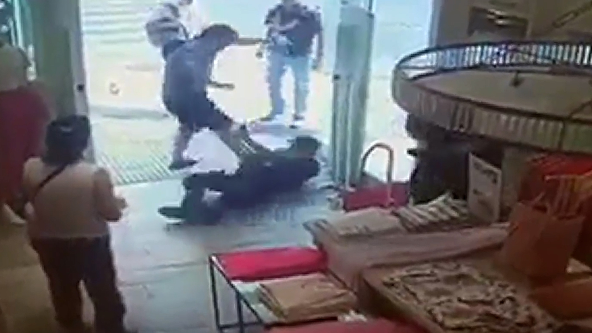 Brutal ataque a una mujer policía en Recoleta: un hombre la arrojó al piso y la pateó hasta que fue detenido