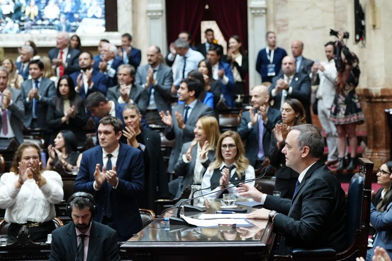 Un aprobado para Manuel Adorni y sorpresa por el papel de la oposici&oacute;n: la opini&oacute;n del Gobierno sobre la sesi&oacute;n en el Congreso