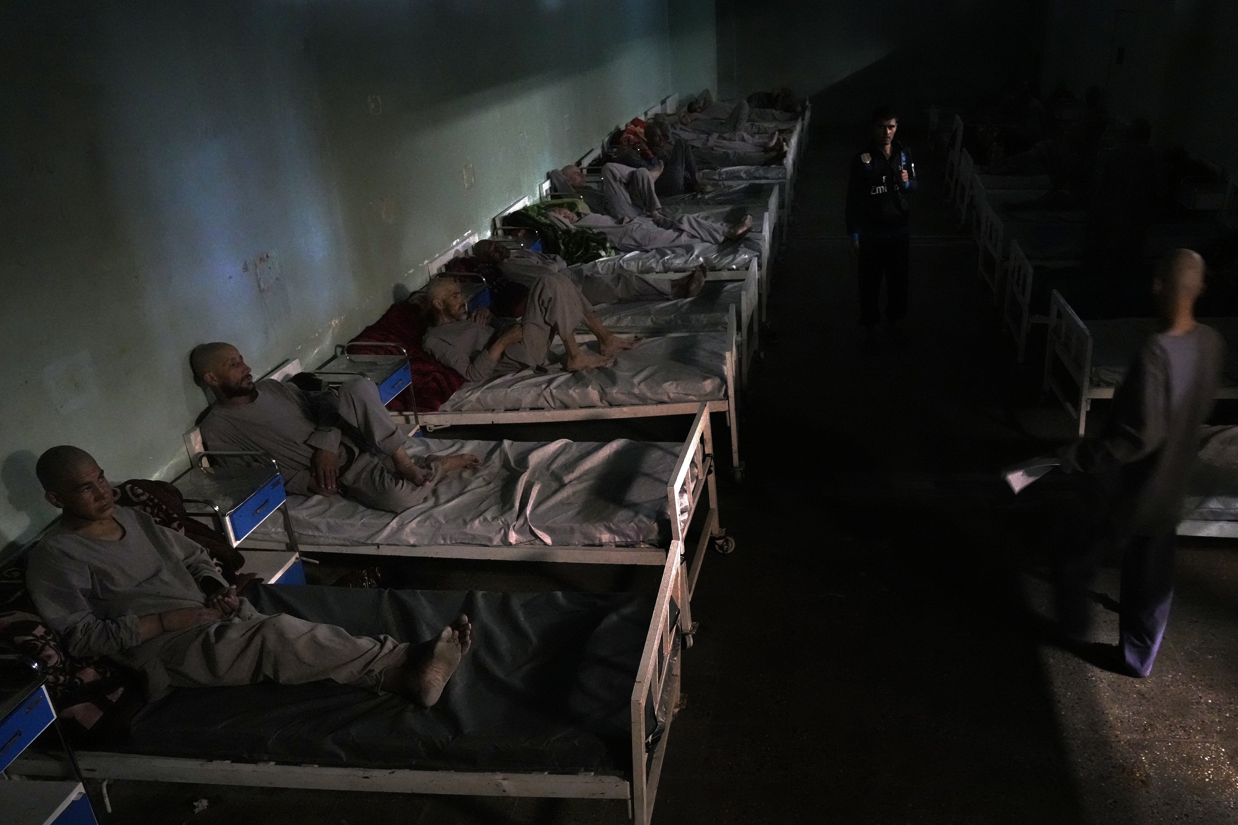 Adictos descansan en su cama en la sala de desintoxicación de un campo de tratamiento de drogas, en Kabul, Afganistán (AP/Ebrahim Noroozi)